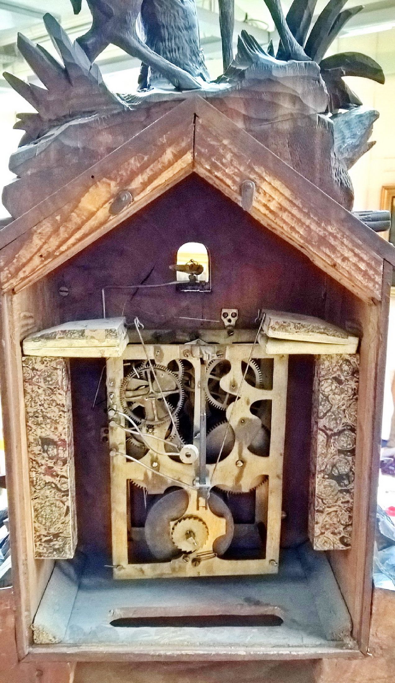Detail c: Große Kuckucksuhr mit aufwendigem Werk, Schwarzwald um 1880, geschnitzte Front, Sockel dreiseitig mit stilisiertem Gestein, Holzgehäuse diagonal ...