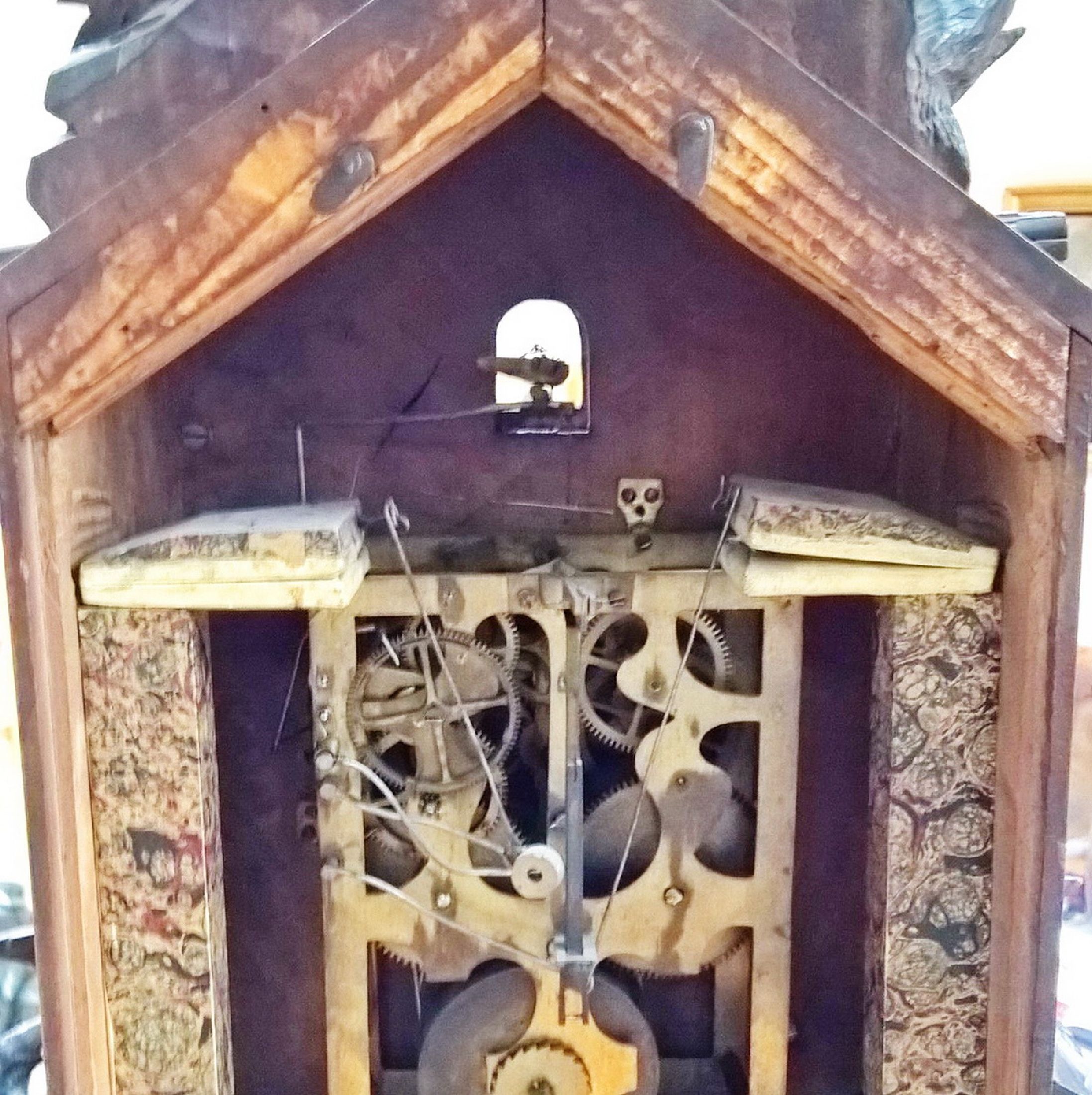 Detail d: Große Kuckucksuhr mit aufwendigem Werk, Schwarzwald um 1880, geschnitzte Front, Sockel dreiseitig mit stilisiertem Gestein, Holzgehäuse diagonal ...