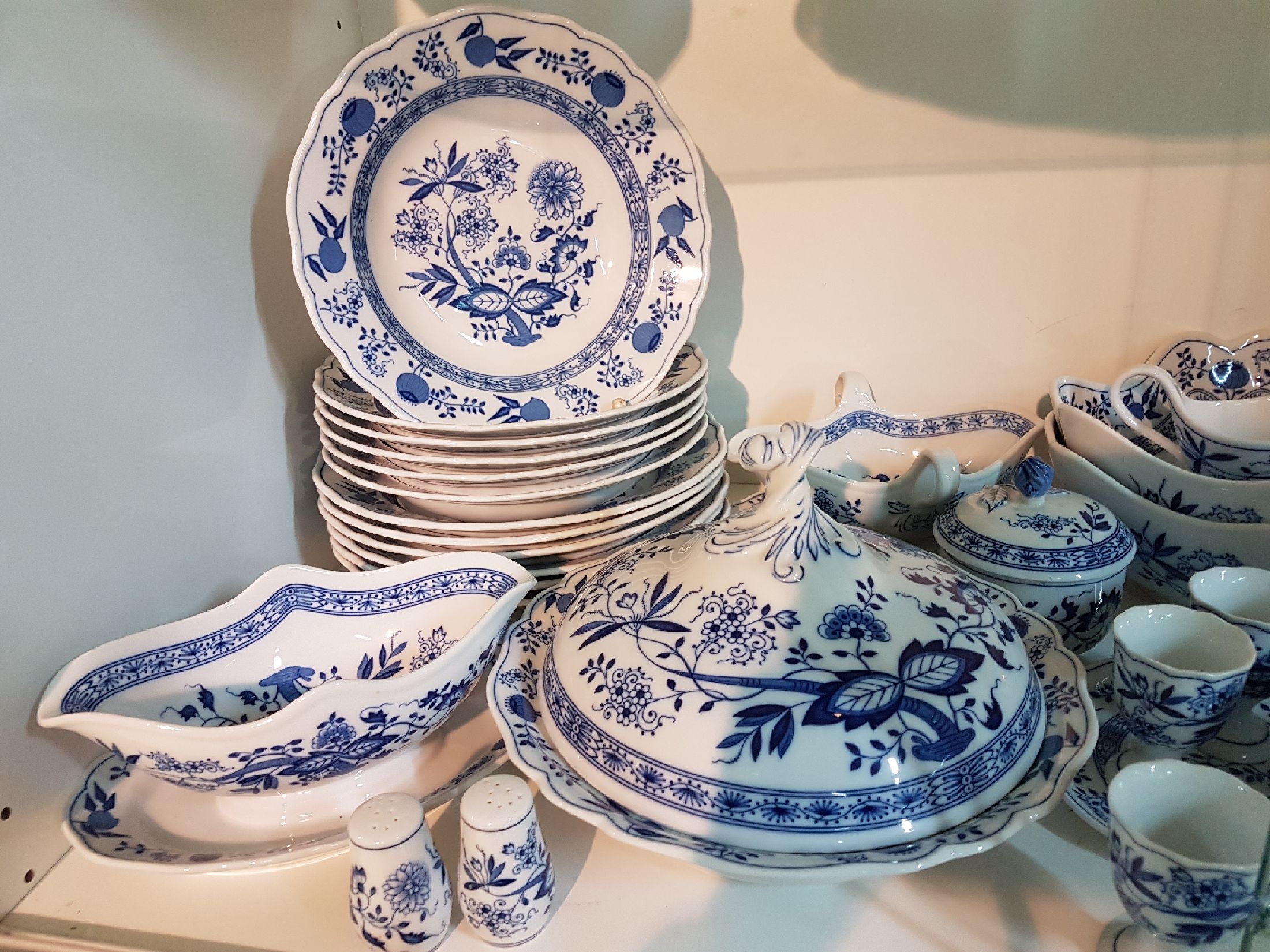 Detail a: Umfangreiches Tafelservice, Hutschenreuther, 20. Jh., Zwiebelmuster, Porzellan, für 6 Personen, 6 Speiseteller, 6 Suppenteller, 6 Dessertteller, ...