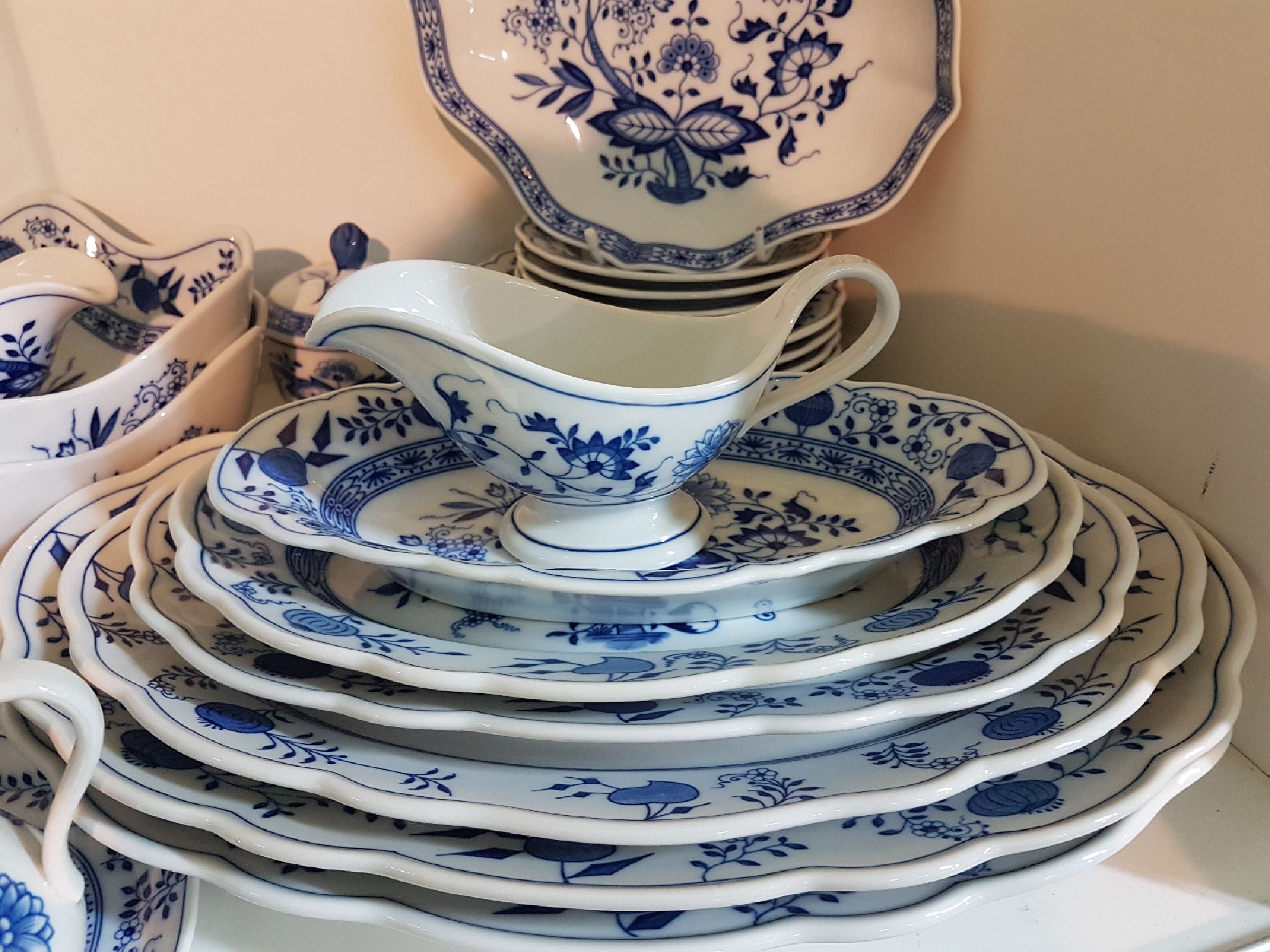 Detail b: Umfangreiches Tafelservice, Hutschenreuther, 20. Jh., Zwiebelmuster, Porzellan, für 6 Personen, 6 Speiseteller, 6 Suppenteller, 6 Dessertteller, ...