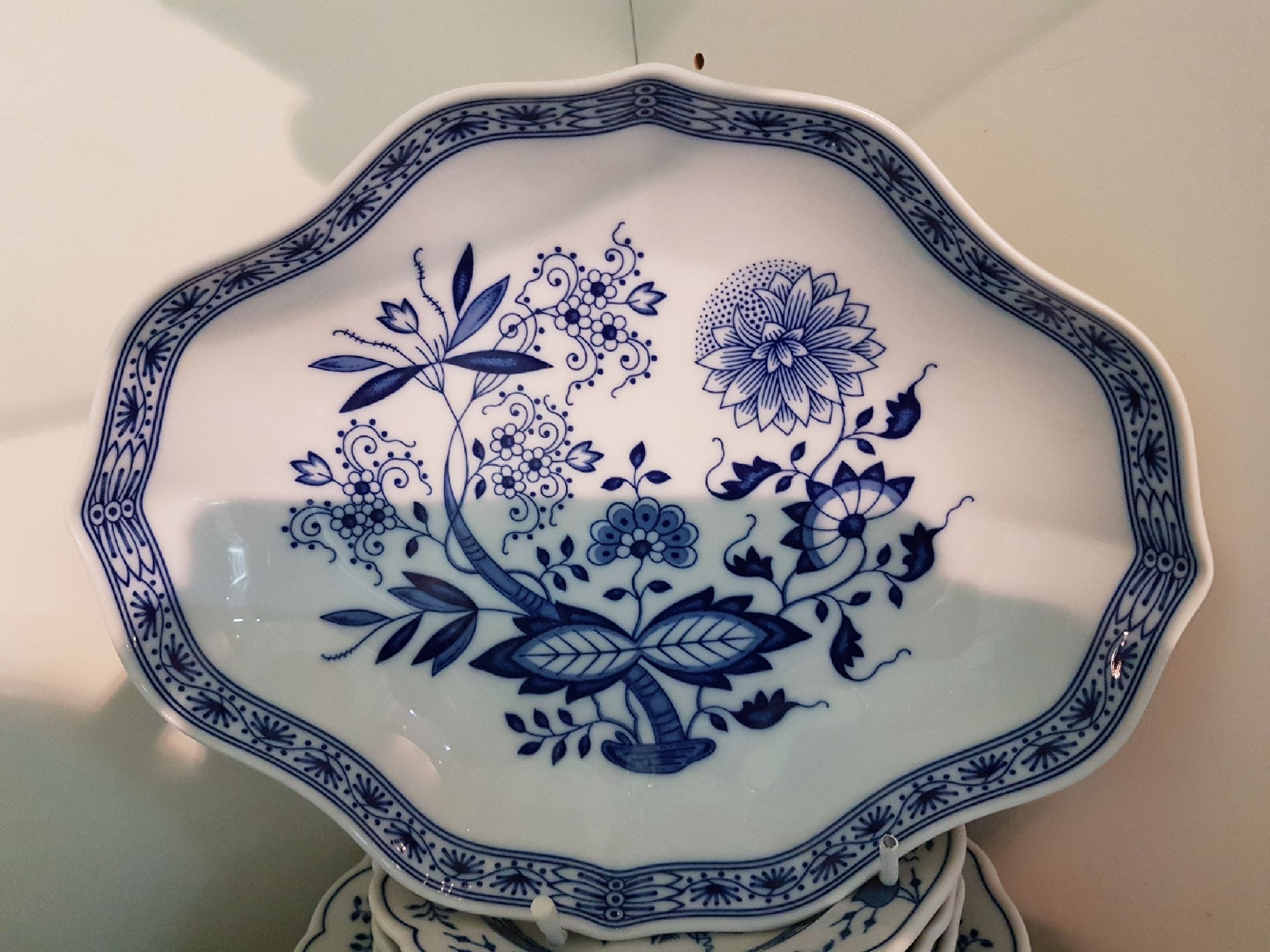 Detail c: Umfangreiches Tafelservice, Hutschenreuther, 20. Jh., Zwiebelmuster, Porzellan, für 6 Personen, 6 Speiseteller, 6 Suppenteller, 6 Dessertteller, ...