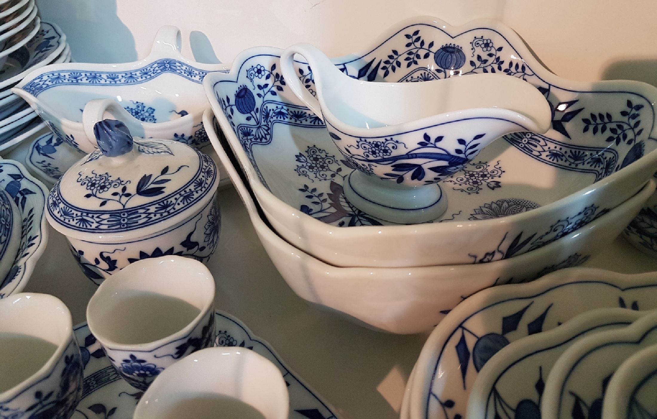 Detail d: Umfangreiches Tafelservice, Hutschenreuther, 20. Jh., Zwiebelmuster, Porzellan, für 6 Personen, 6 Speiseteller, 6 Suppenteller, 6 Dessertteller, ...
