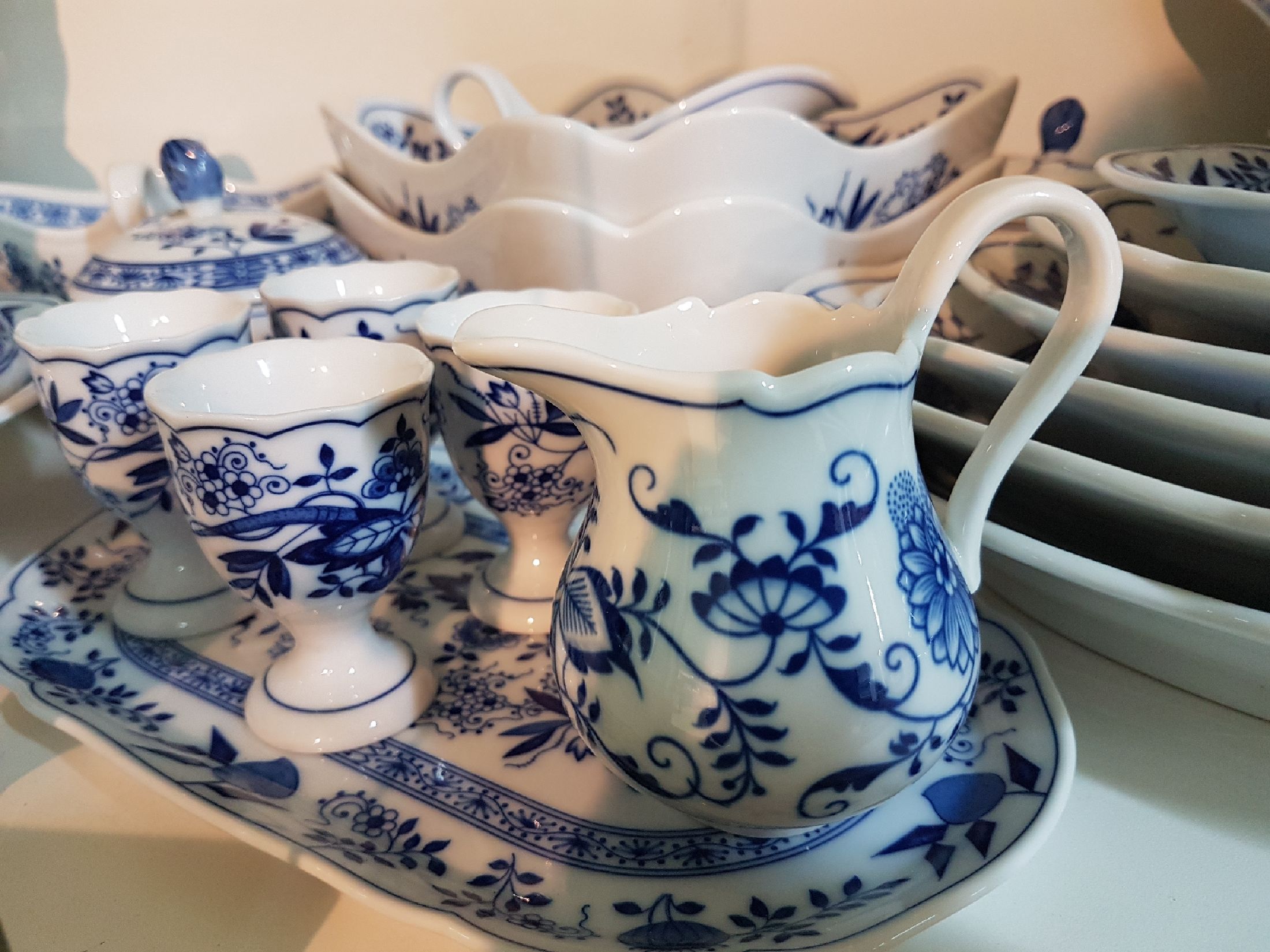 Detail e: Umfangreiches Tafelservice, Hutschenreuther, 20. Jh., Zwiebelmuster, Porzellan, für 6 Personen, 6 Speiseteller, 6 Suppenteller, 6 Dessertteller, ...