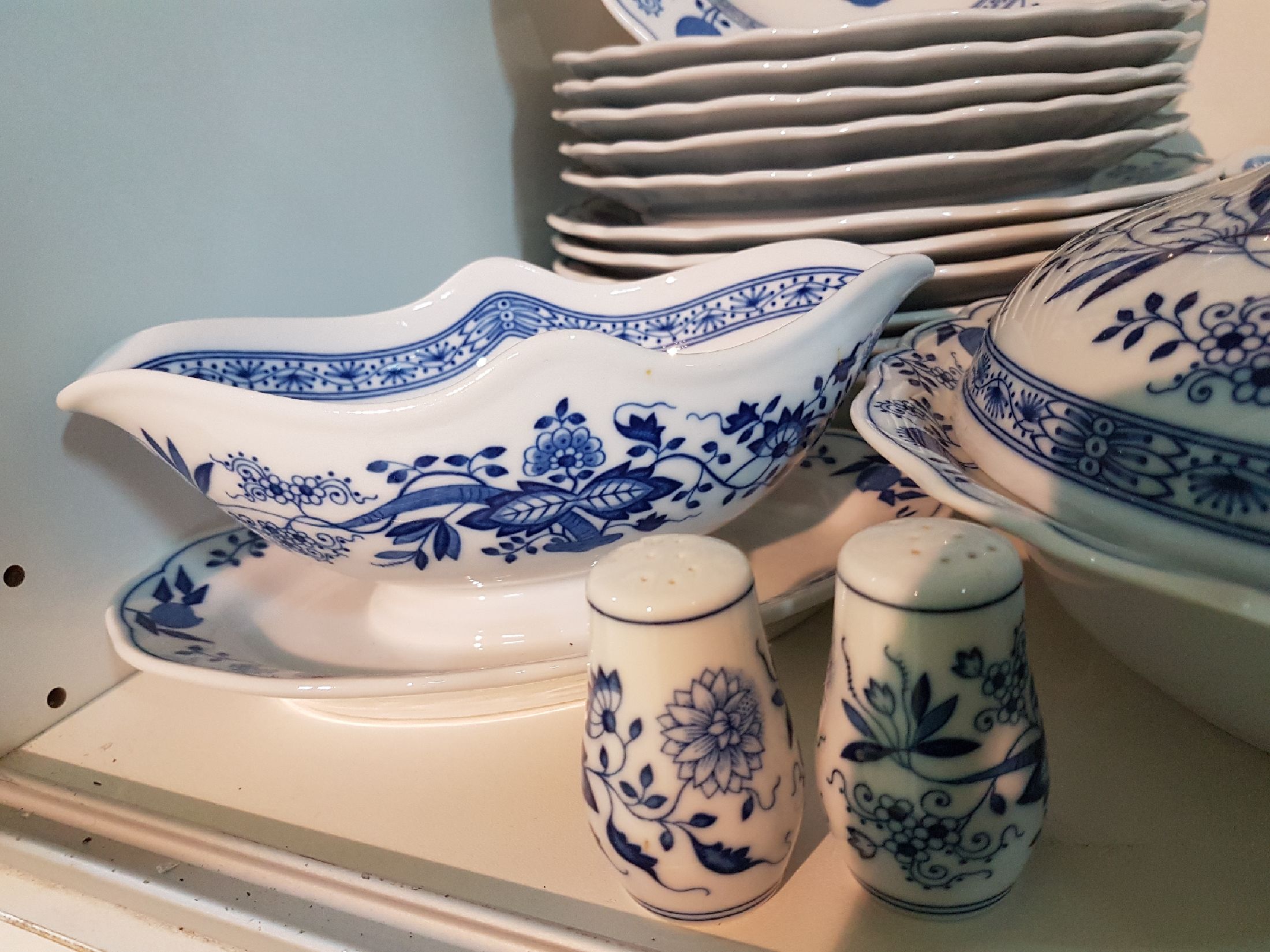 Detail f: Umfangreiches Tafelservice, Hutschenreuther, 20. Jh., Zwiebelmuster, Porzellan, für 6 Personen, 6 Speiseteller, 6 Suppenteller, 6 Dessertteller, ...