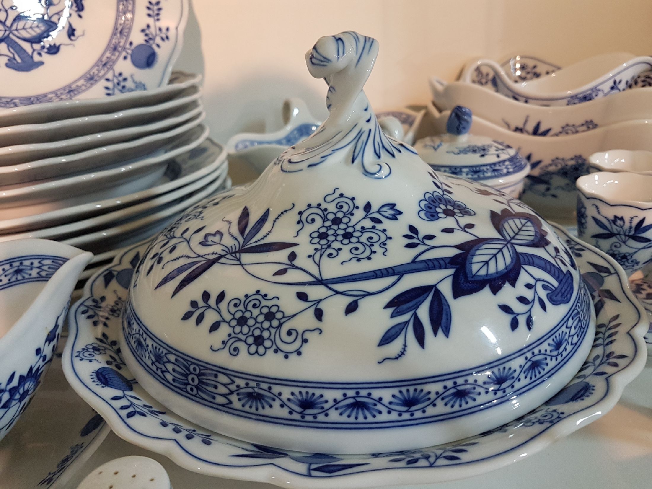 Detail g: Umfangreiches Tafelservice, Hutschenreuther, 20. Jh., Zwiebelmuster, Porzellan, für 6 Personen, 6 Speiseteller, 6 Suppenteller, 6 Dessertteller, ...
