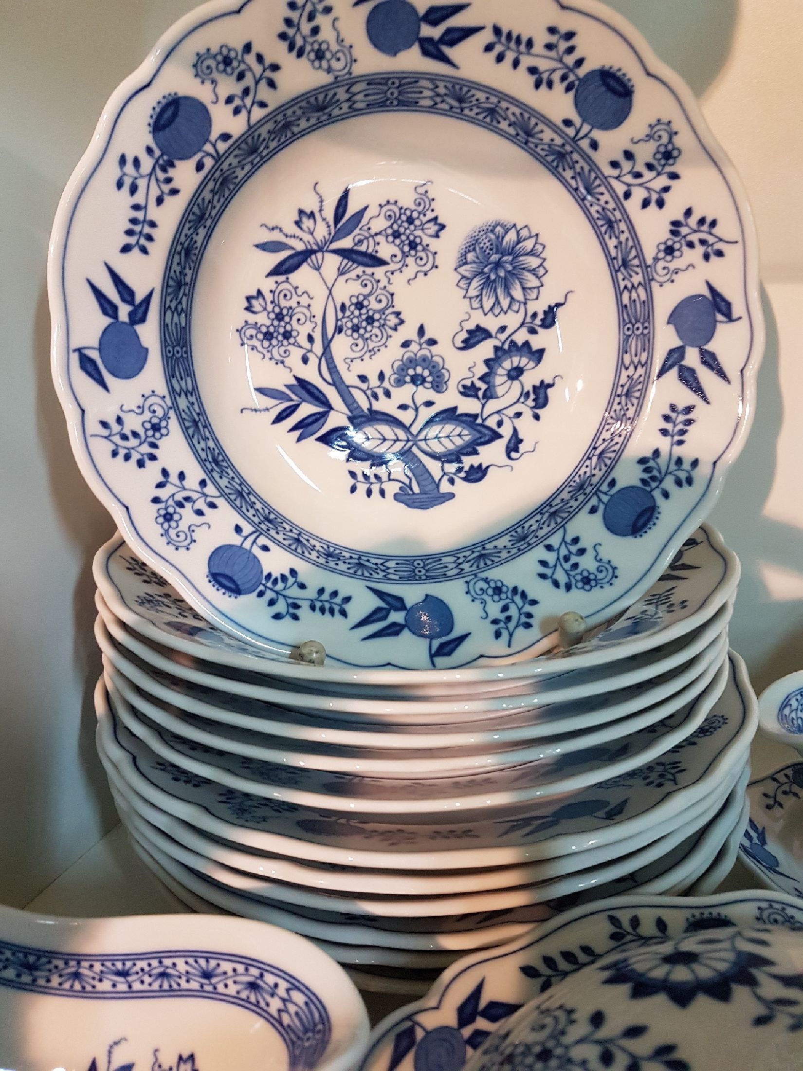 Detail h: Umfangreiches Tafelservice, Hutschenreuther, 20. Jh., Zwiebelmuster, Porzellan, für 6 Personen, 6 Speiseteller, 6 Suppenteller, 6 Dessertteller, ...