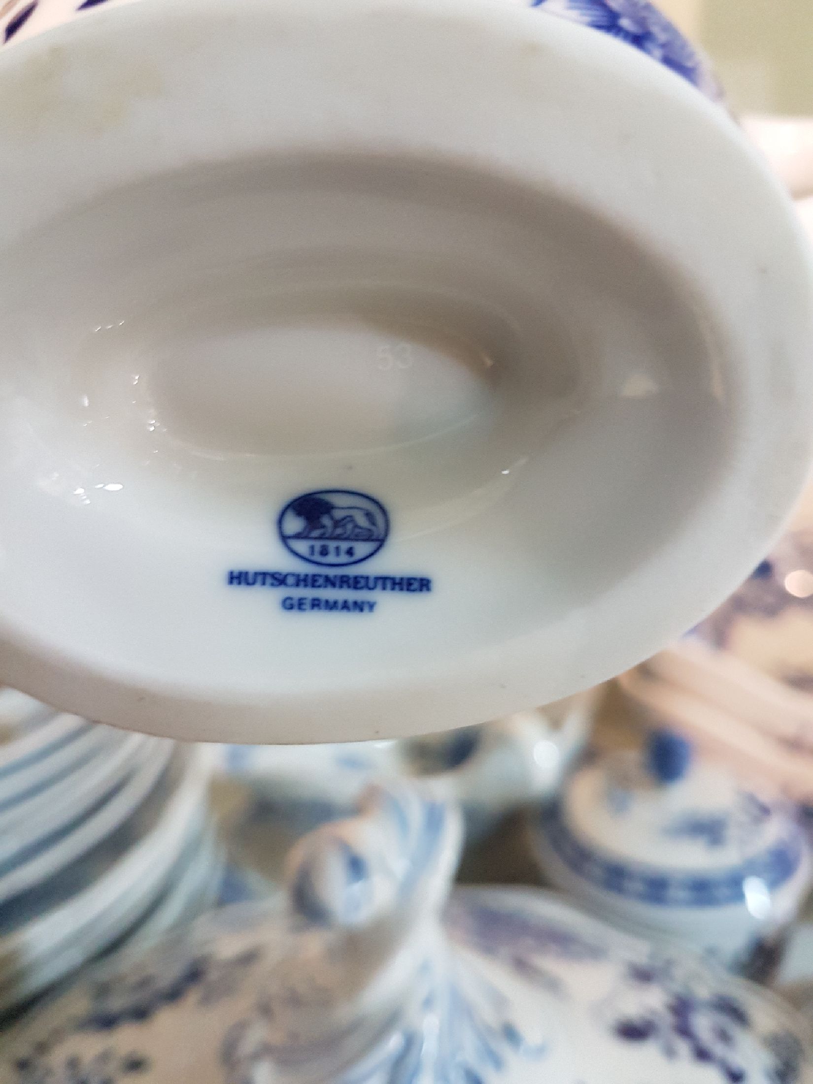 Detail i: Umfangreiches Tafelservice, Hutschenreuther, 20. Jh., Zwiebelmuster, Porzellan, für 6 Personen, 6 Speiseteller, 6 Suppenteller, 6 Dessertteller, ...