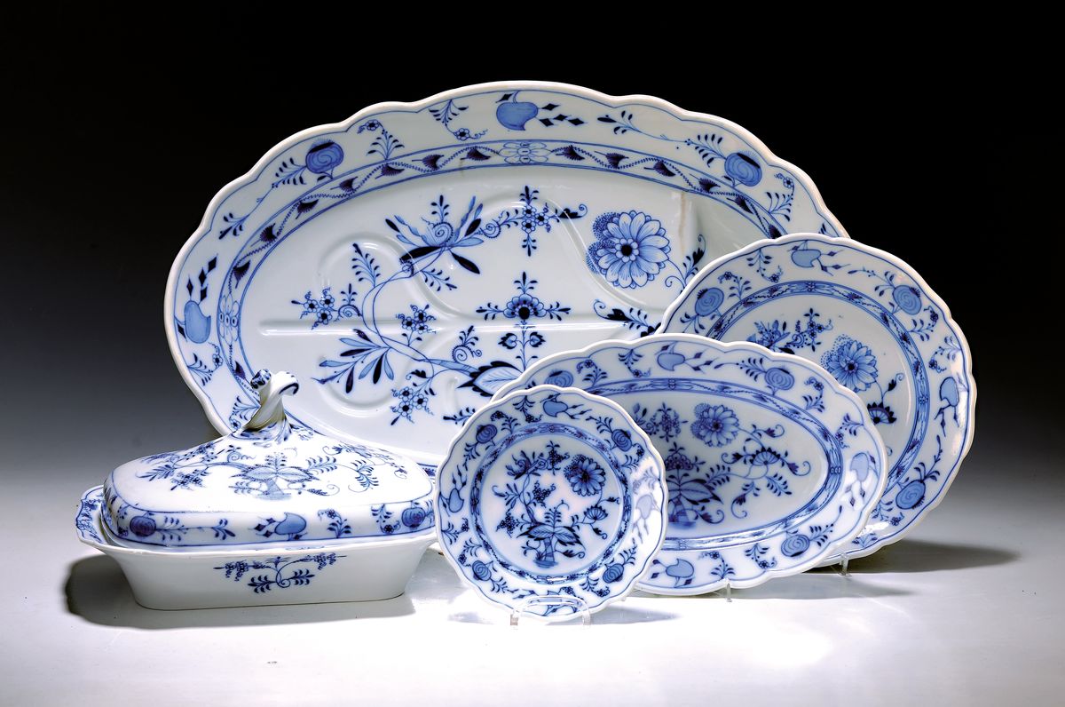Tafelservice, Ernst Teichert in Meißen, 20. Jh., Zwiebelmuster, 9 Suppenteller, 9 Vorspeiseteller( 1x best.), 12 Menueteller, 3 Dessertteller, ein ...