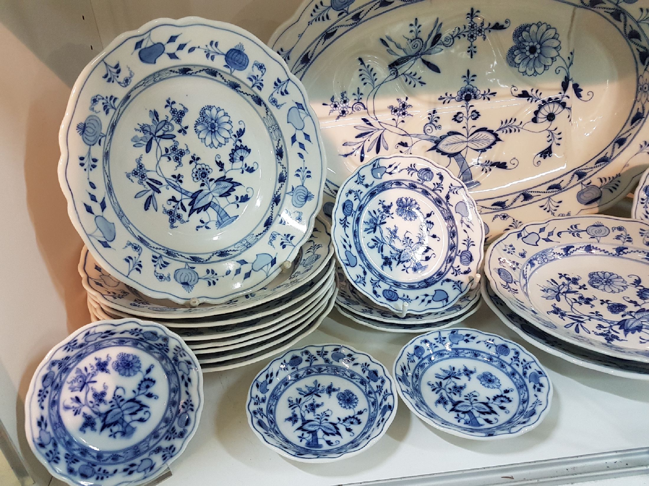 Detail a: Tafelservice, Ernst Teichert in Meißen, 20. Jh., Zwiebelmuster, 9 Suppenteller, 9 Vorspeiseteller( 1x best.), 12 Menueteller, 3 Dessertteller, ein ...
