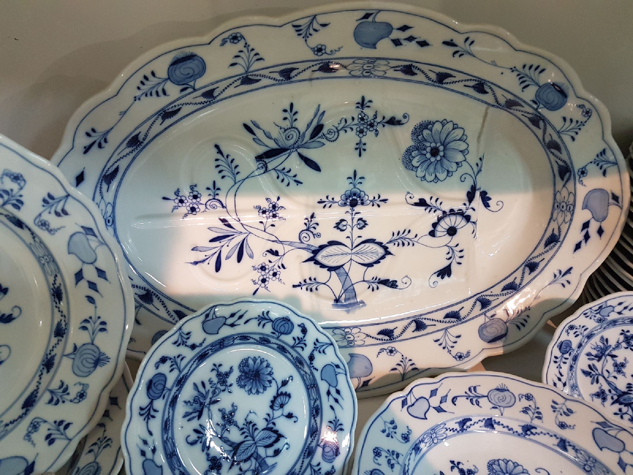 Detail b: Tafelservice, Ernst Teichert in Meißen, 20. Jh., Zwiebelmuster, 9 Suppenteller, 9 Vorspeiseteller( 1x best.), 12 Menueteller, 3 Dessertteller, ein ...
