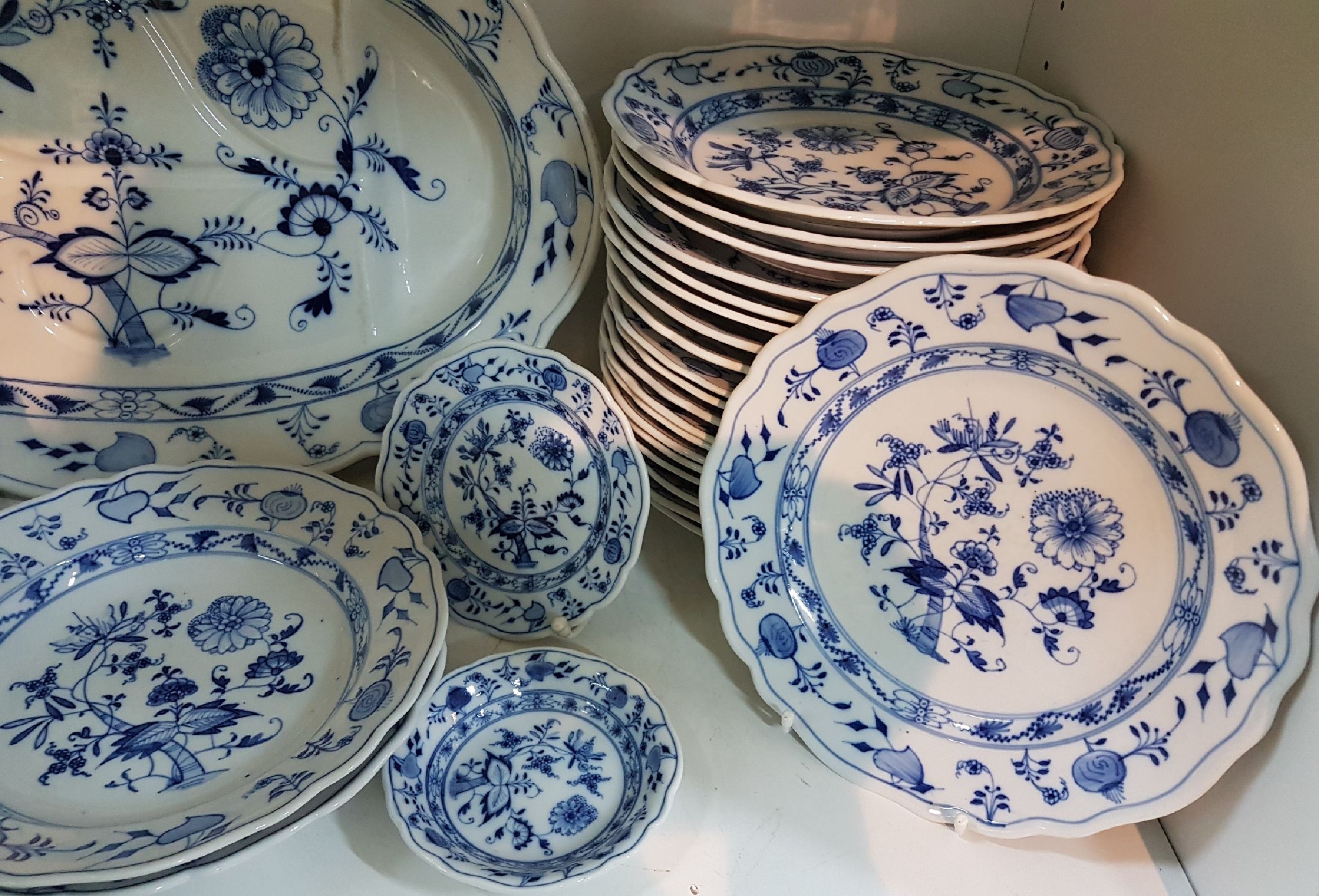 Detail c: Tafelservice, Ernst Teichert in Meißen, 20. Jh., Zwiebelmuster, 9 Suppenteller, 9 Vorspeiseteller( 1x best.), 12 Menueteller, 3 Dessertteller, ein ...