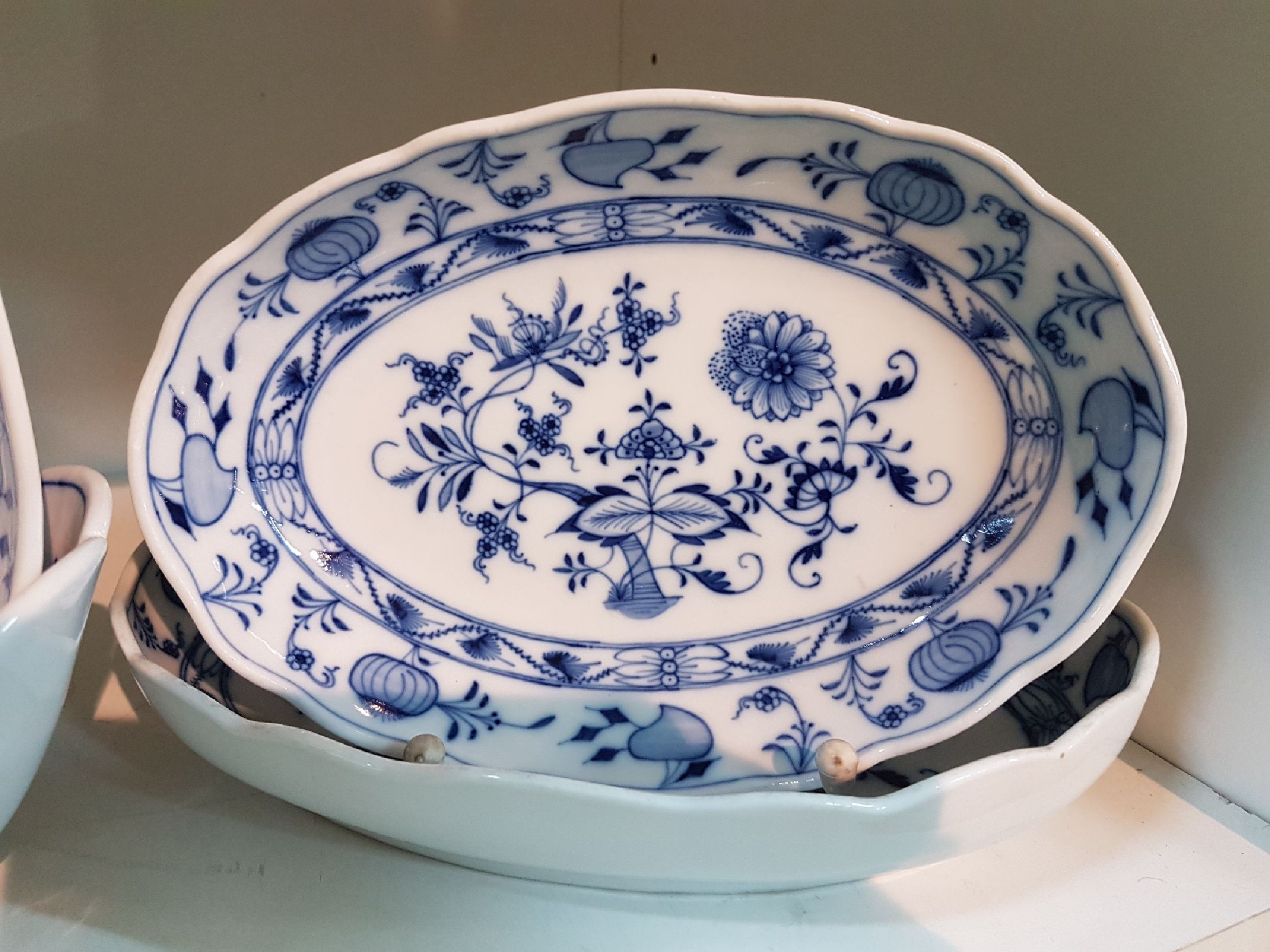 Detail d: Tafelservice, Ernst Teichert in Meißen, 20. Jh., Zwiebelmuster, 9 Suppenteller, 9 Vorspeiseteller( 1x best.), 12 Menueteller, 3 Dessertteller, ein ...