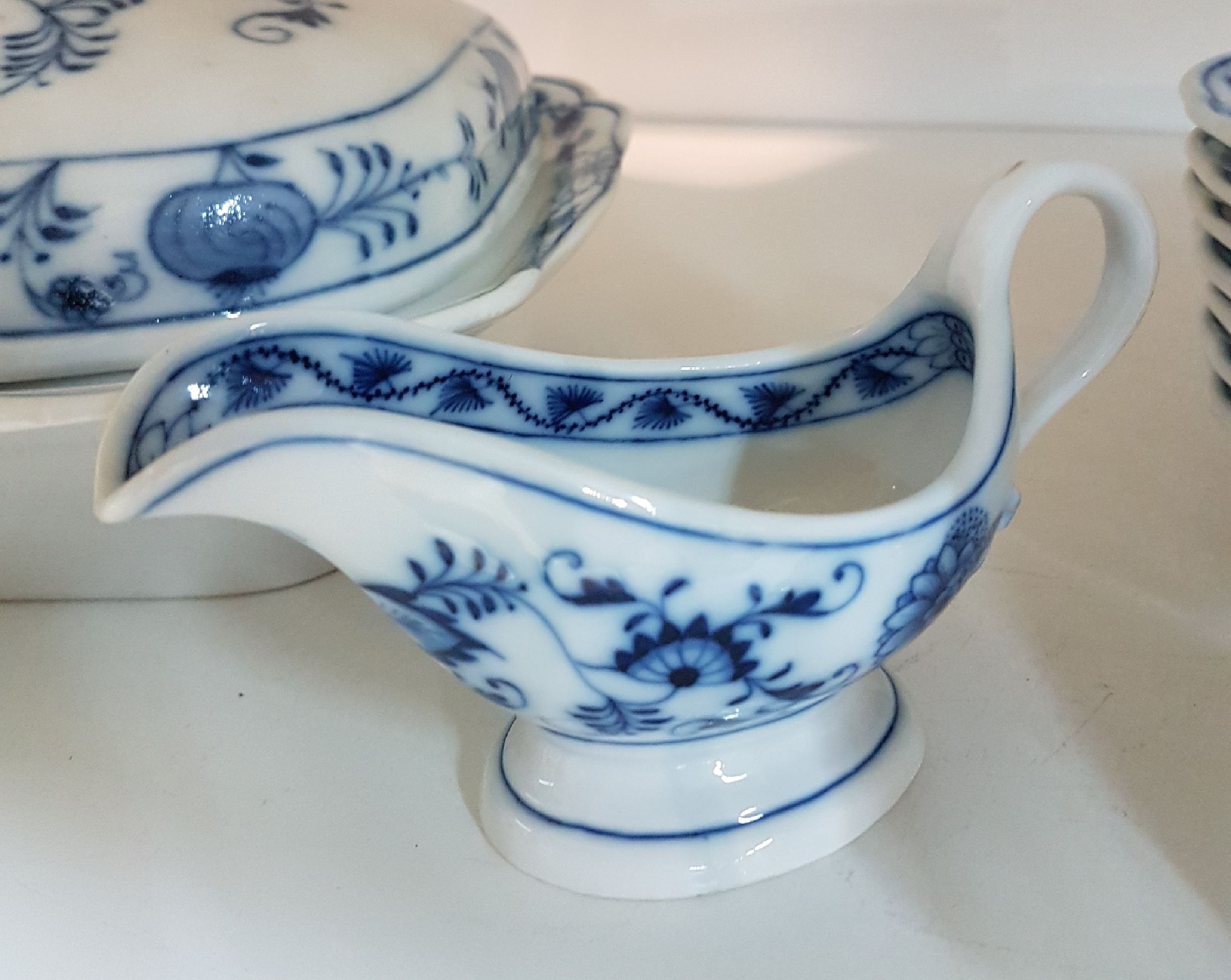 Detail h: Tafelservice, Ernst Teichert in Meißen, 20. Jh., Zwiebelmuster, 9 Suppenteller, 9 Vorspeiseteller( 1x best.), 12 Menueteller, 3 Dessertteller, ein ...