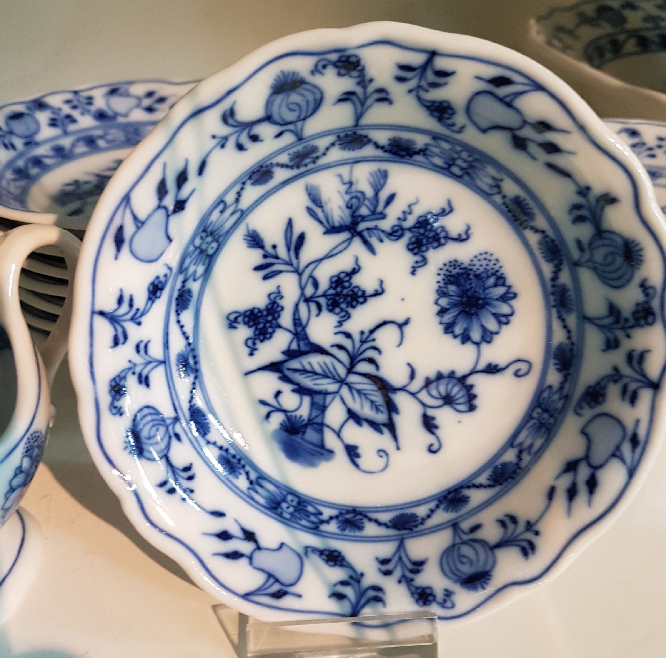 Detail j: Tafelservice, Ernst Teichert in Meißen, 20. Jh., Zwiebelmuster, 9 Suppenteller, 9 Vorspeiseteller( 1x best.), 12 Menueteller, 3 Dessertteller, ein ...