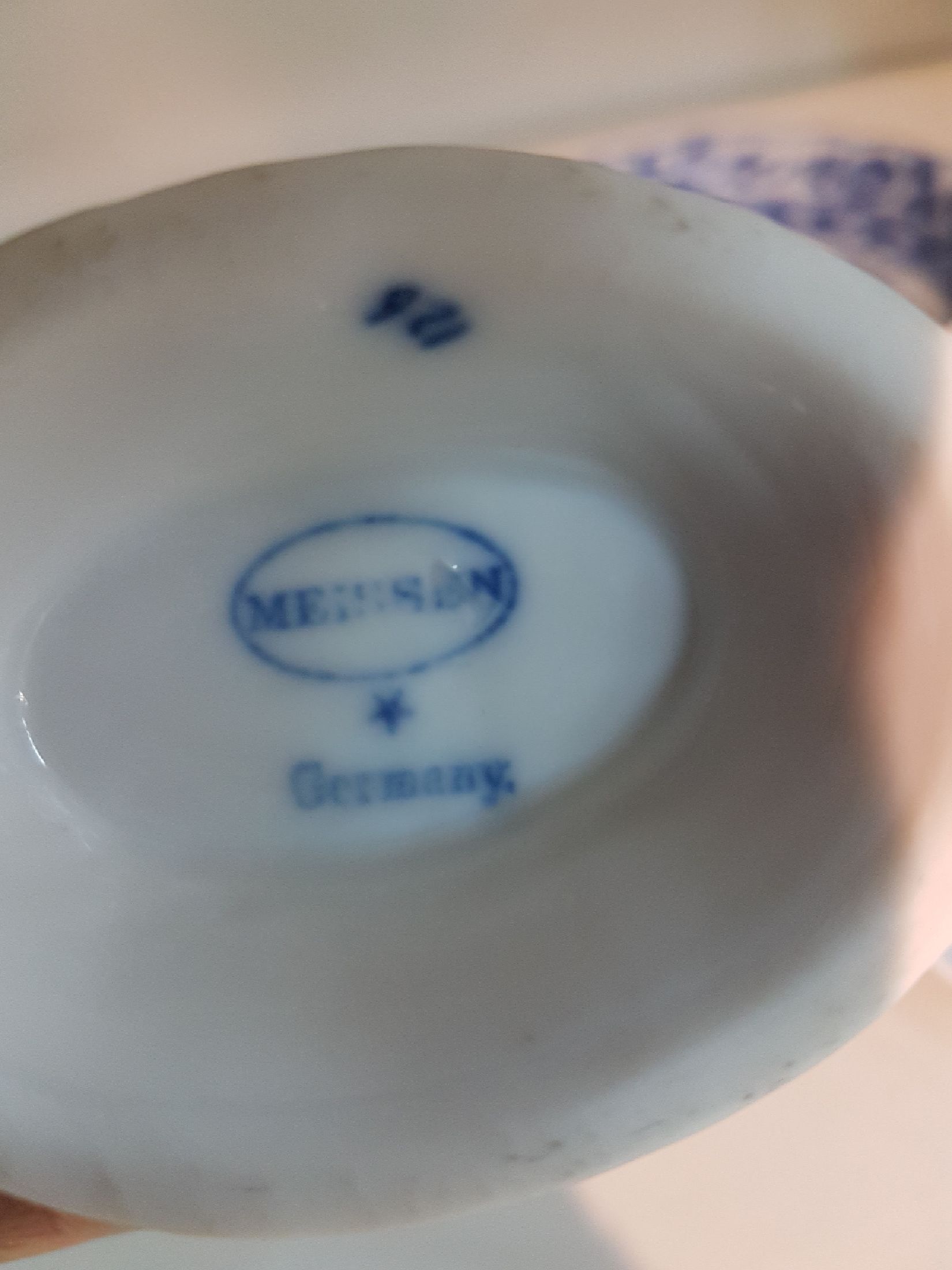 Detail k: Tafelservice, Ernst Teichert in Meißen, 20. Jh., Zwiebelmuster, 9 Suppenteller, 9 Vorspeiseteller( 1x best.), 12 Menueteller, 3 Dessertteller, ein ...