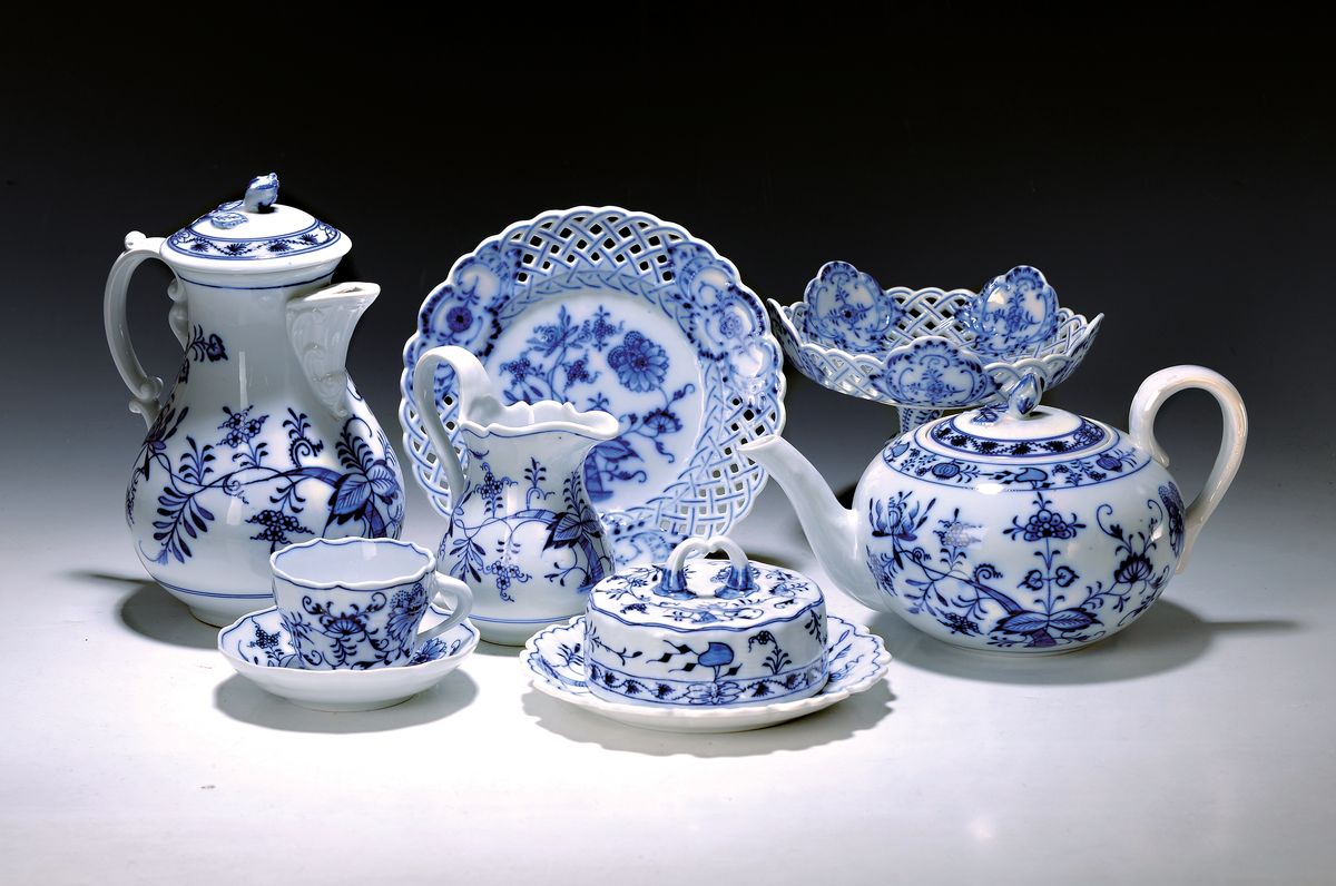 Kaffeeservice, Ernst Teichert in, Meißen, 20. Jh., Porzellan, Kaffeekanne, Teekanne, Milchkanne, 14 Tassen mit Untertassen, 9 Dessertteller ( 2 x ...