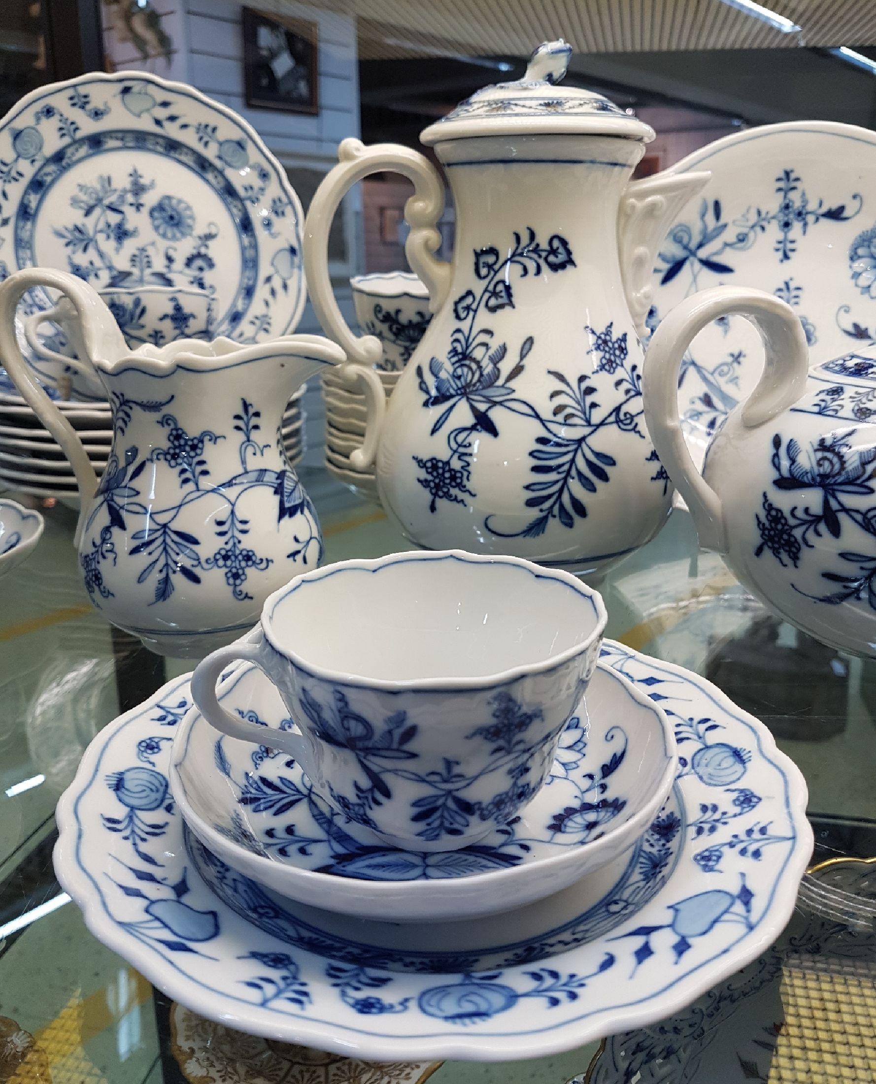 Detail a: Kaffeeservice, Ernst Teichert in, Meißen, 20. Jh., Porzellan, Kaffeekanne, Teekanne, Milchkanne, 14 Tassen mit Untertassen, 9 Dessertteller ( 2 x ...