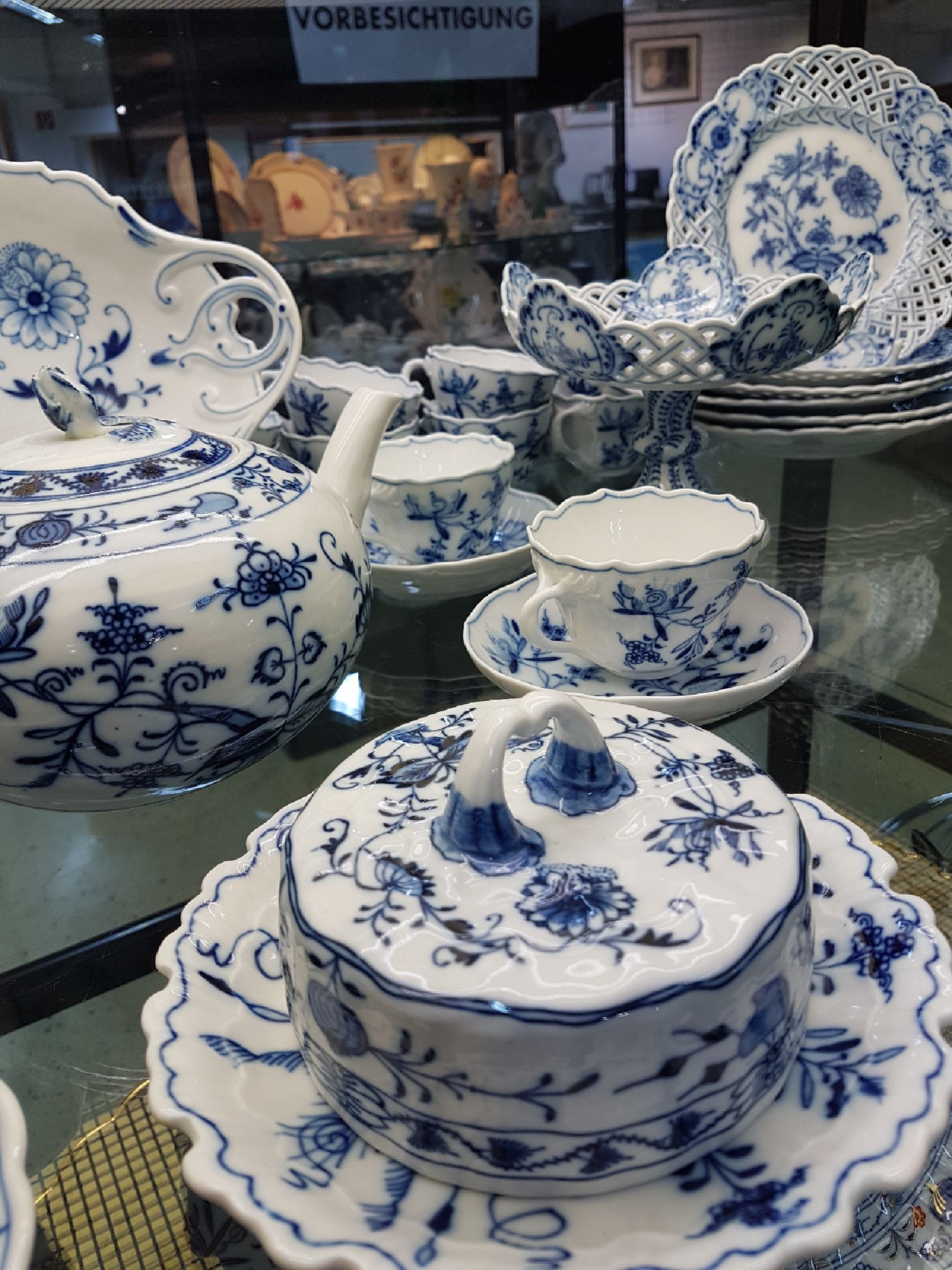 Detail b: Kaffeeservice, Ernst Teichert in, Meißen, 20. Jh., Porzellan, Kaffeekanne, Teekanne, Milchkanne, 14 Tassen mit Untertassen, 9 Dessertteller ( 2 x ...