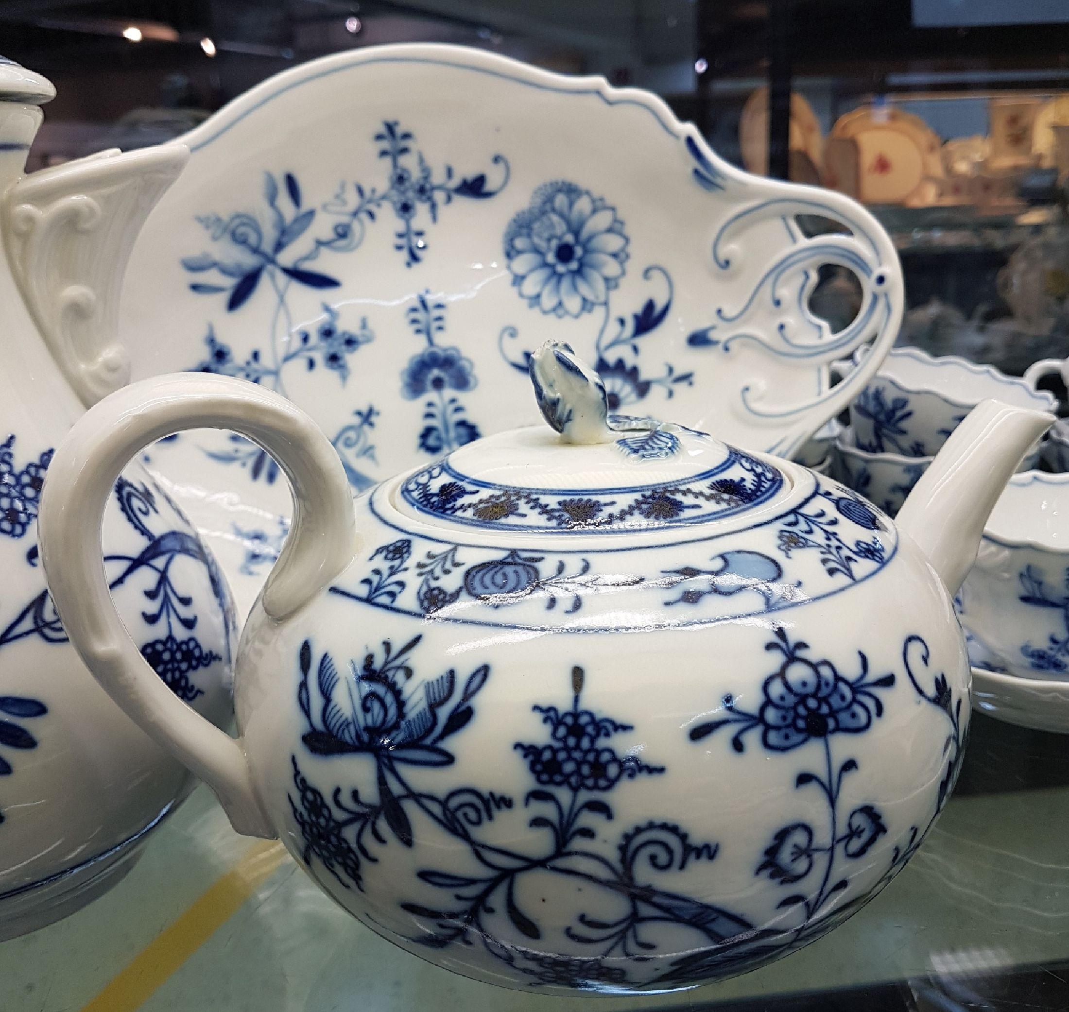 Detail c: Kaffeeservice, Ernst Teichert in, Meißen, 20. Jh., Porzellan, Kaffeekanne, Teekanne, Milchkanne, 14 Tassen mit Untertassen, 9 Dessertteller ( 2 x ...