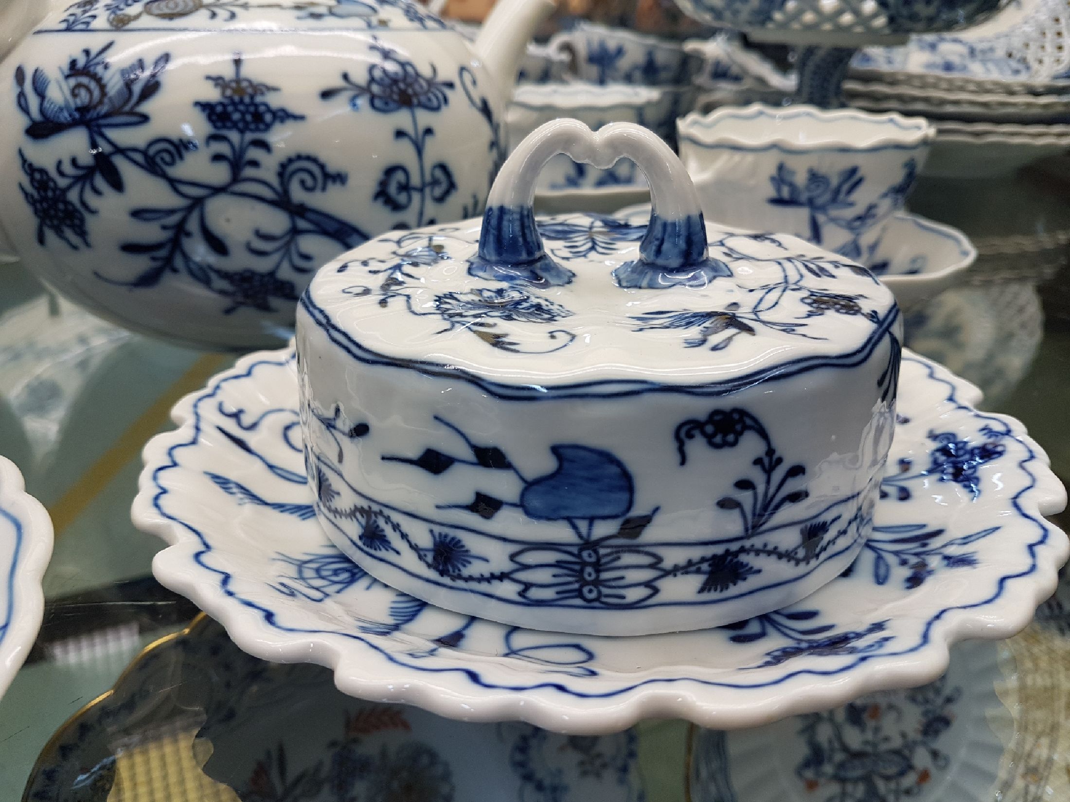 Detail d: Kaffeeservice, Ernst Teichert in, Meißen, 20. Jh., Porzellan, Kaffeekanne, Teekanne, Milchkanne, 14 Tassen mit Untertassen, 9 Dessertteller ( 2 x ...