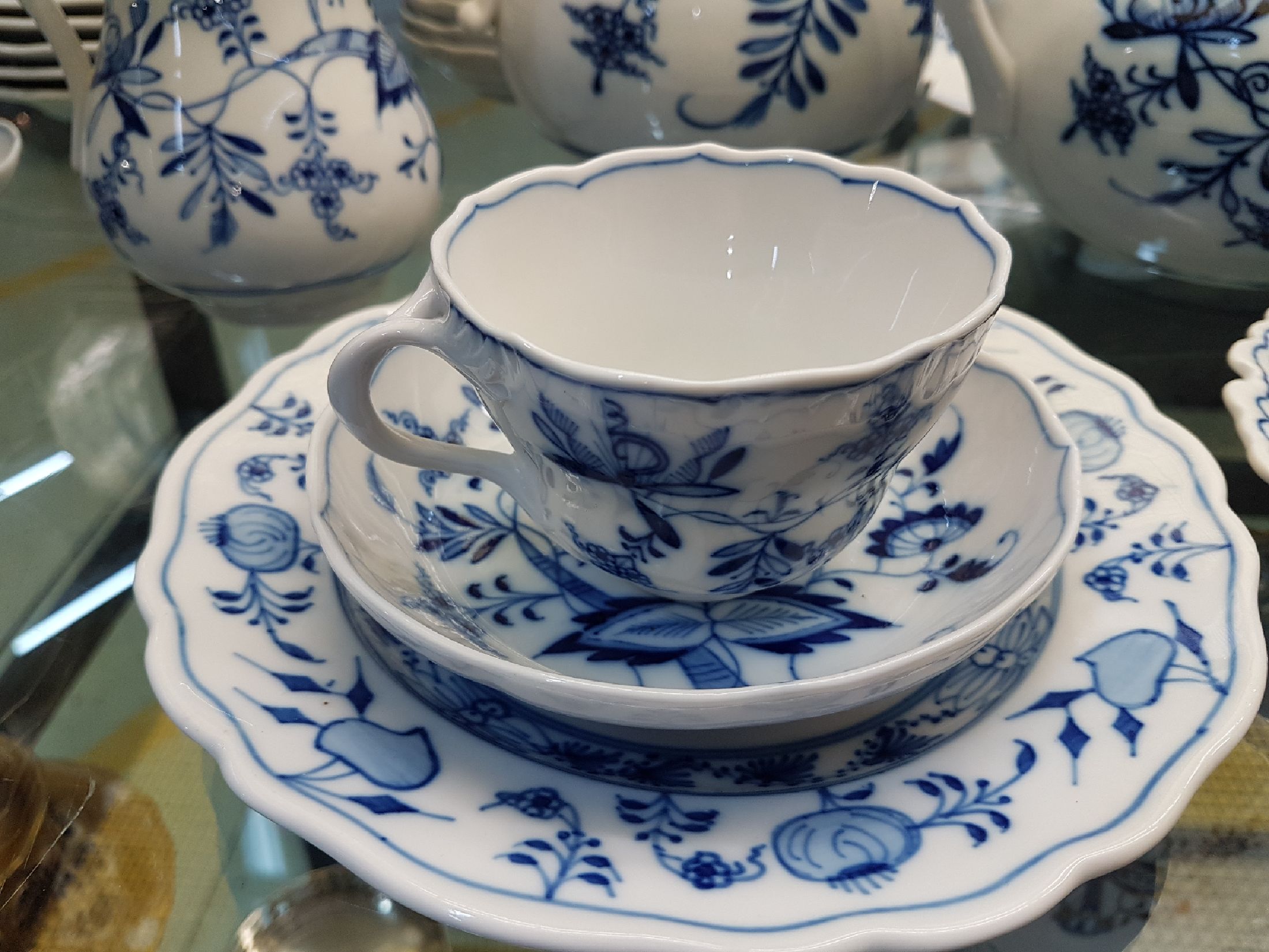 Detail e: Kaffeeservice, Ernst Teichert in, Meißen, 20. Jh., Porzellan, Kaffeekanne, Teekanne, Milchkanne, 14 Tassen mit Untertassen, 9 Dessertteller ( 2 x ...