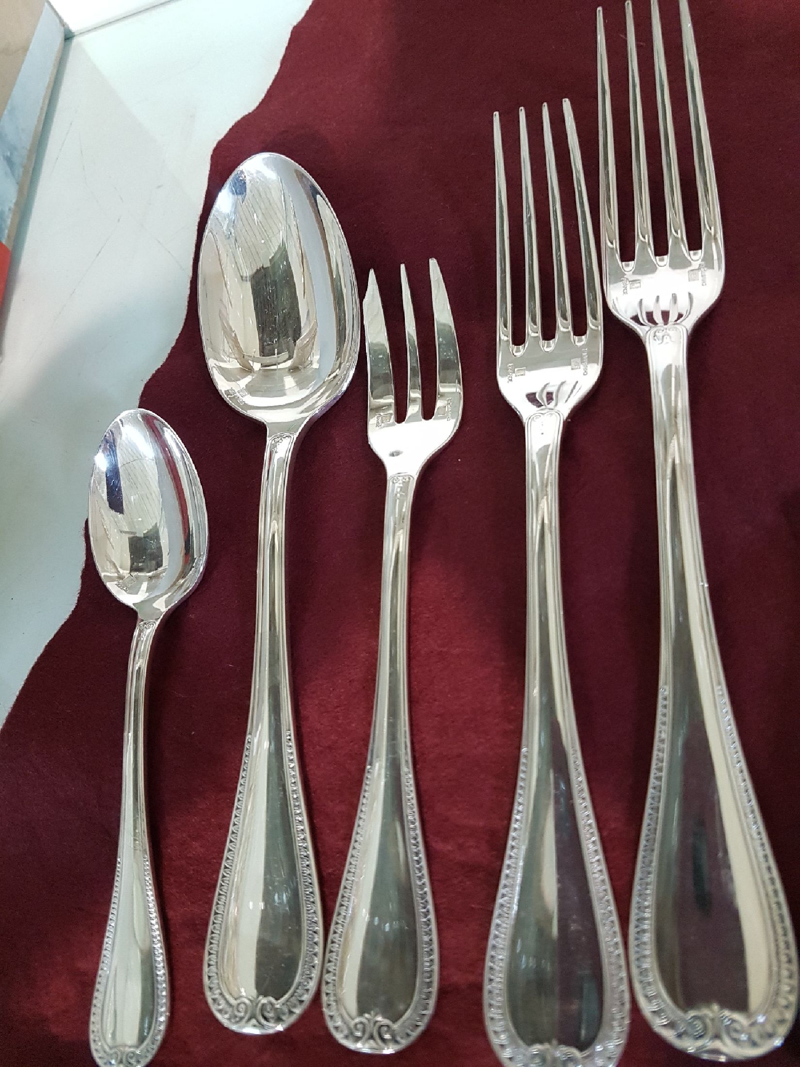 Detail a: Tafelbesteck Christofle, Malmaison, 79 Teile, versilbert, 8 große Messer, 8 große Gabeln, 8 Suppenlöffel, 8 Vorspeisegabeln, 5 Dessertmesser, 6 ...