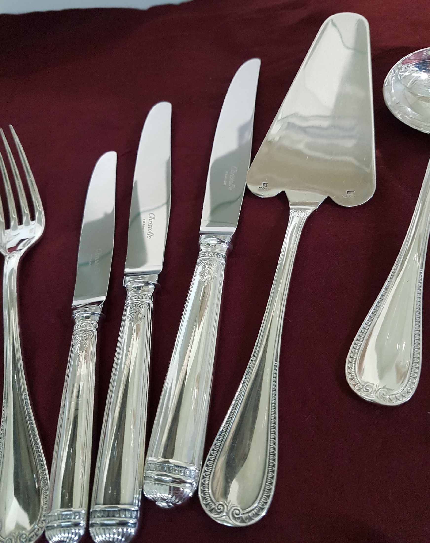 Detail b: Tafelbesteck Christofle, Malmaison, 79 Teile, versilbert, 8 große Messer, 8 große Gabeln, 8 Suppenlöffel, 8 Vorspeisegabeln, 5 Dessertmesser, 6 ...