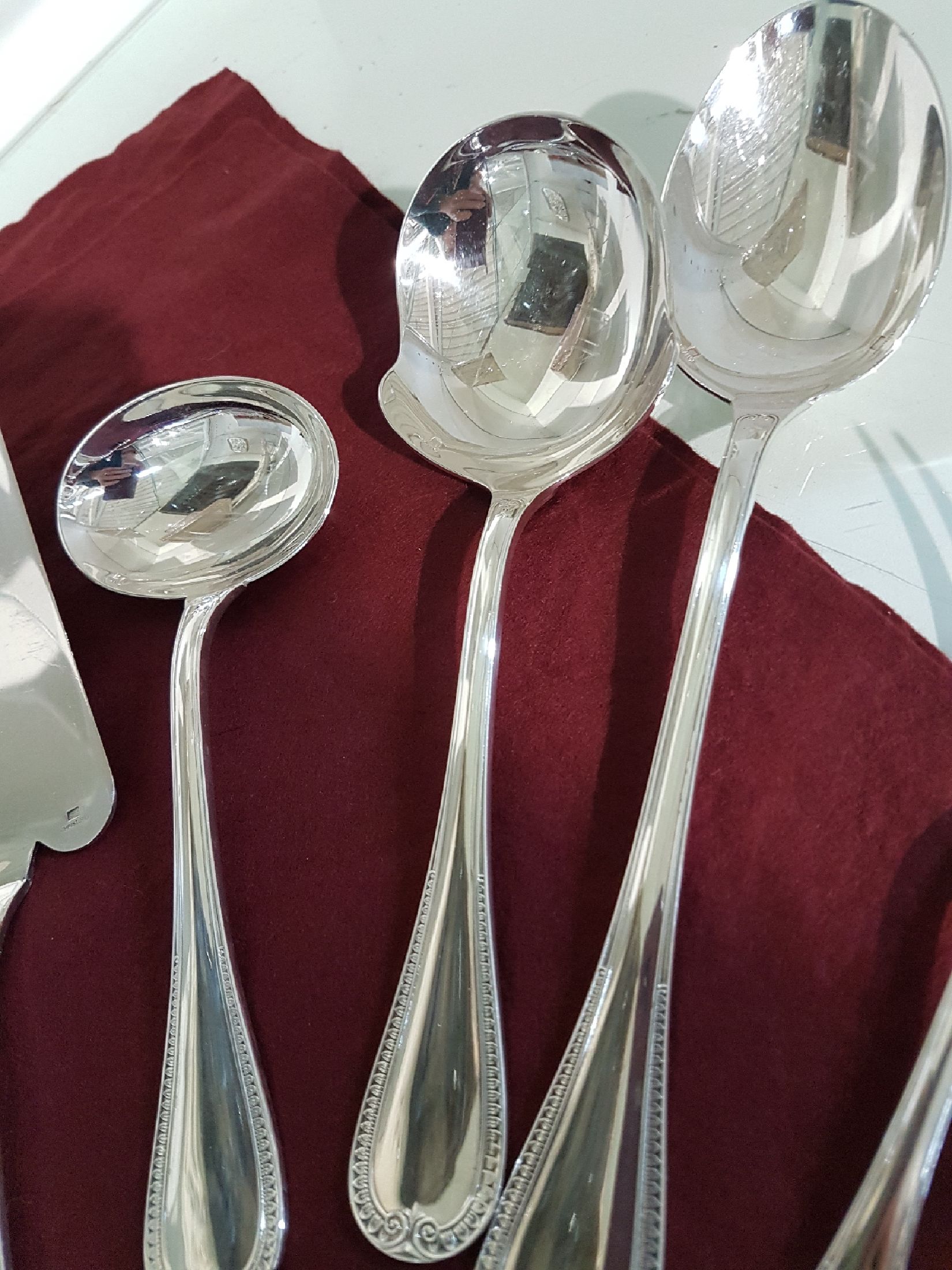 Detail c: Tafelbesteck Christofle, Malmaison, 79 Teile, versilbert, 8 große Messer, 8 große Gabeln, 8 Suppenlöffel, 8 Vorspeisegabeln, 5 Dessertmesser, 6 ...