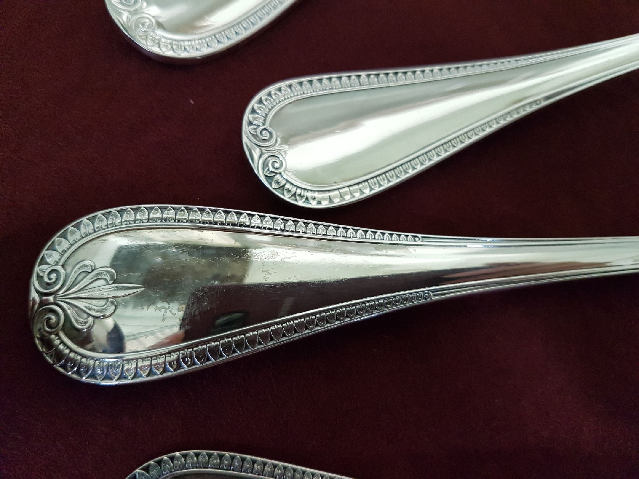 Detail d: Tafelbesteck Christofle, Malmaison, 79 Teile, versilbert, 8 große Messer, 8 große Gabeln, 8 Suppenlöffel, 8 Vorspeisegabeln, 5 Dessertmesser, 6 ...