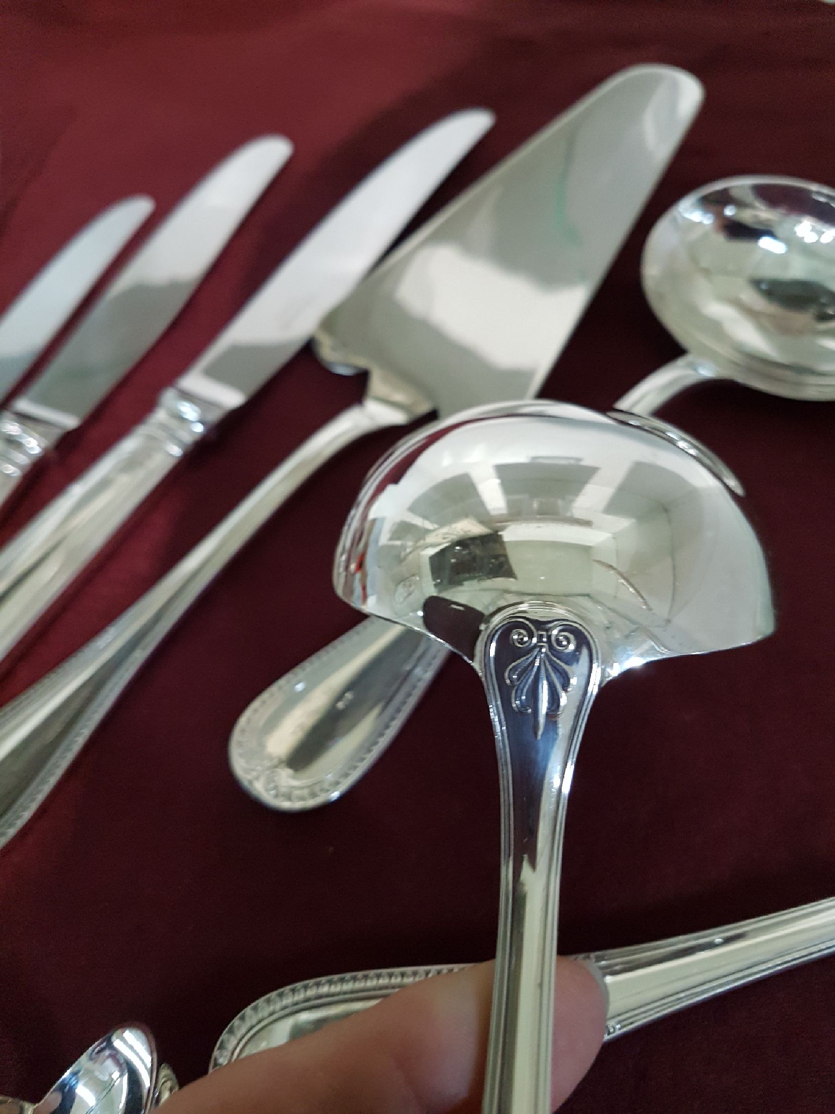 Detail e: Tafelbesteck Christofle, Malmaison, 79 Teile, versilbert, 8 große Messer, 8 große Gabeln, 8 Suppenlöffel, 8 Vorspeisegabeln, 5 Dessertmesser, 6 ...