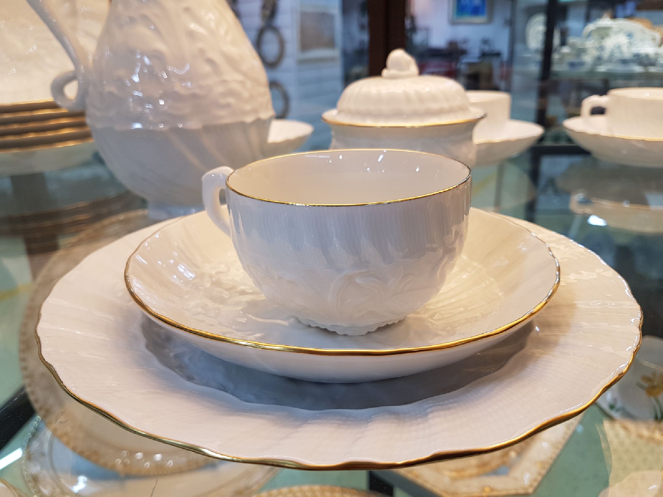 Detail b: Kaffeeservice, Meissen, 20. Jh., 2. Wahl, Schwanenservice für 8 Personen, Kaffeekanne, 8 Kaffeetassen mit Untertassen, 12 Dessertteller, Zuckerdose, ...