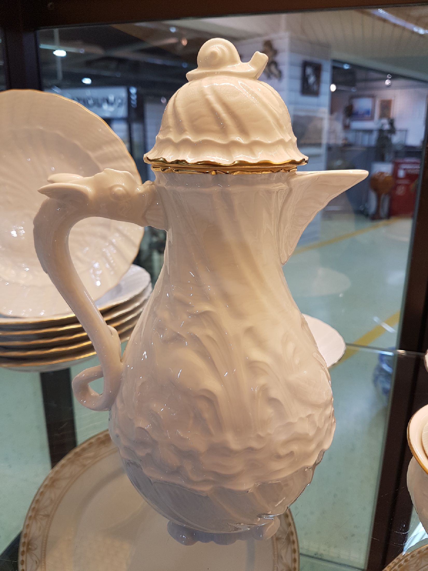 Detail c: Kaffeeservice, Meissen, 20. Jh., 2. Wahl, Schwanenservice für 8 Personen, Kaffeekanne, 8 Kaffeetassen mit Untertassen, 12 Dessertteller, Zuckerdose, ...