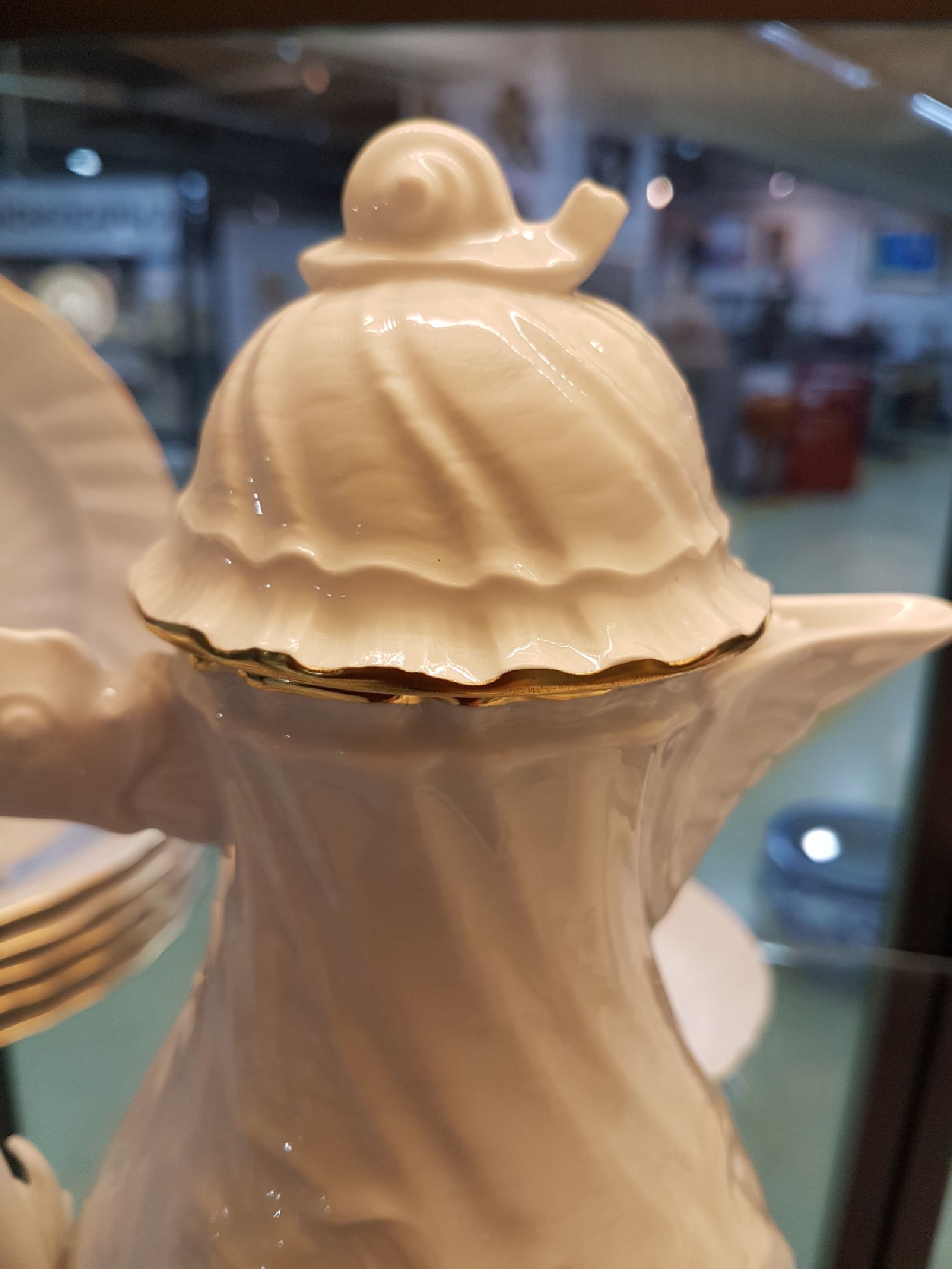 Detail d: Kaffeeservice, Meissen, 20. Jh., 2. Wahl, Schwanenservice für 8 Personen, Kaffeekanne, 8 Kaffeetassen mit Untertassen, 12 Dessertteller, Zuckerdose, ...