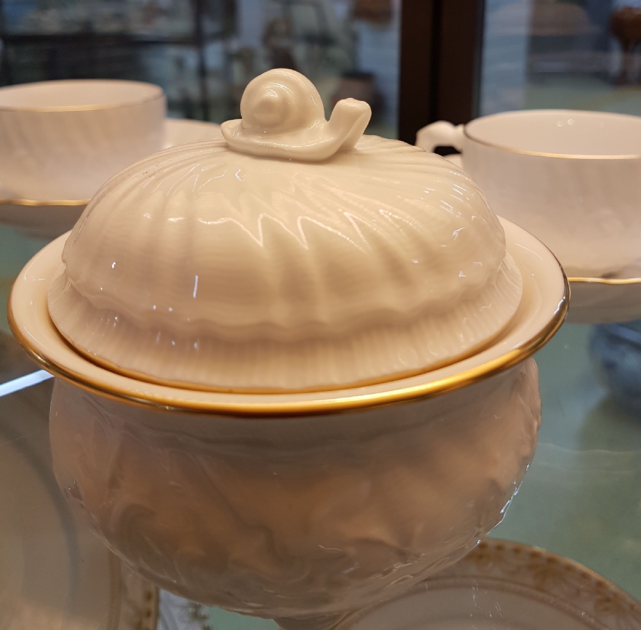 Detail e: Kaffeeservice, Meissen, 20. Jh., 2. Wahl, Schwanenservice für 8 Personen, Kaffeekanne, 8 Kaffeetassen mit Untertassen, 12 Dessertteller, Zuckerdose, ...