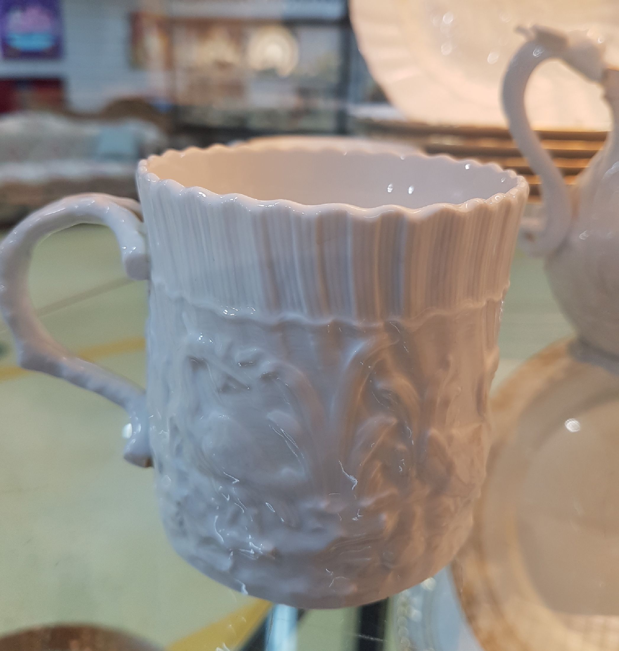 Detail i: Kaffeeservice, Meissen, 20. Jh., 2. Wahl, Schwanenservice für 8 Personen, Kaffeekanne, 8 Kaffeetassen mit Untertassen, 12 Dessertteller, Zuckerdose, ...