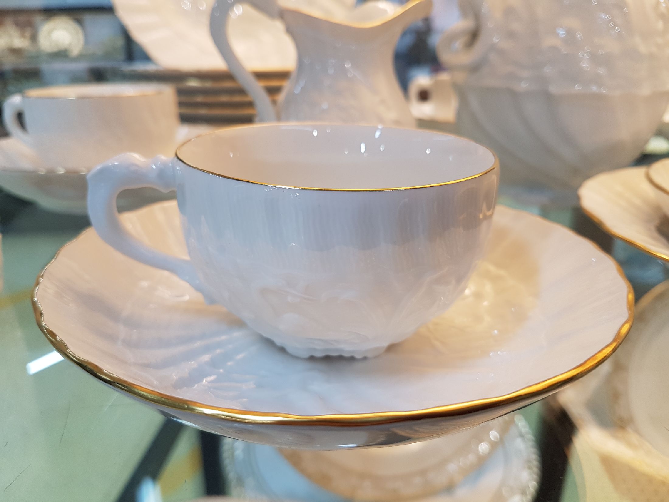 Detail j: Kaffeeservice, Meissen, 20. Jh., 2. Wahl, Schwanenservice für 8 Personen, Kaffeekanne, 8 Kaffeetassen mit Untertassen, 12 Dessertteller, Zuckerdose, ...