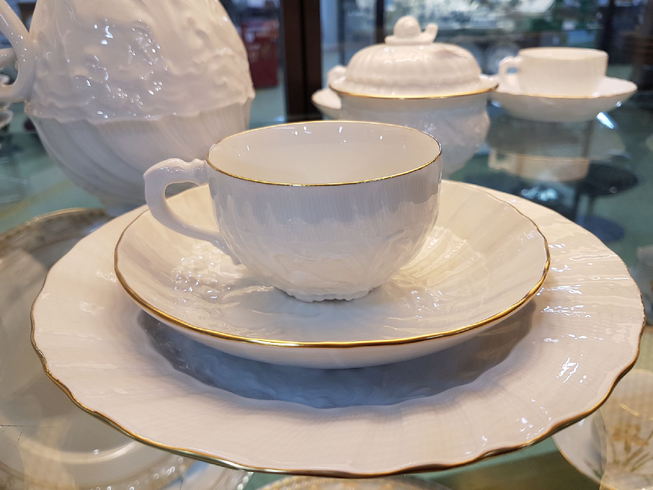 Detail k: Kaffeeservice, Meissen, 20. Jh., 2. Wahl, Schwanenservice für 8 Personen, Kaffeekanne, 8 Kaffeetassen mit Untertassen, 12 Dessertteller, Zuckerdose, ...