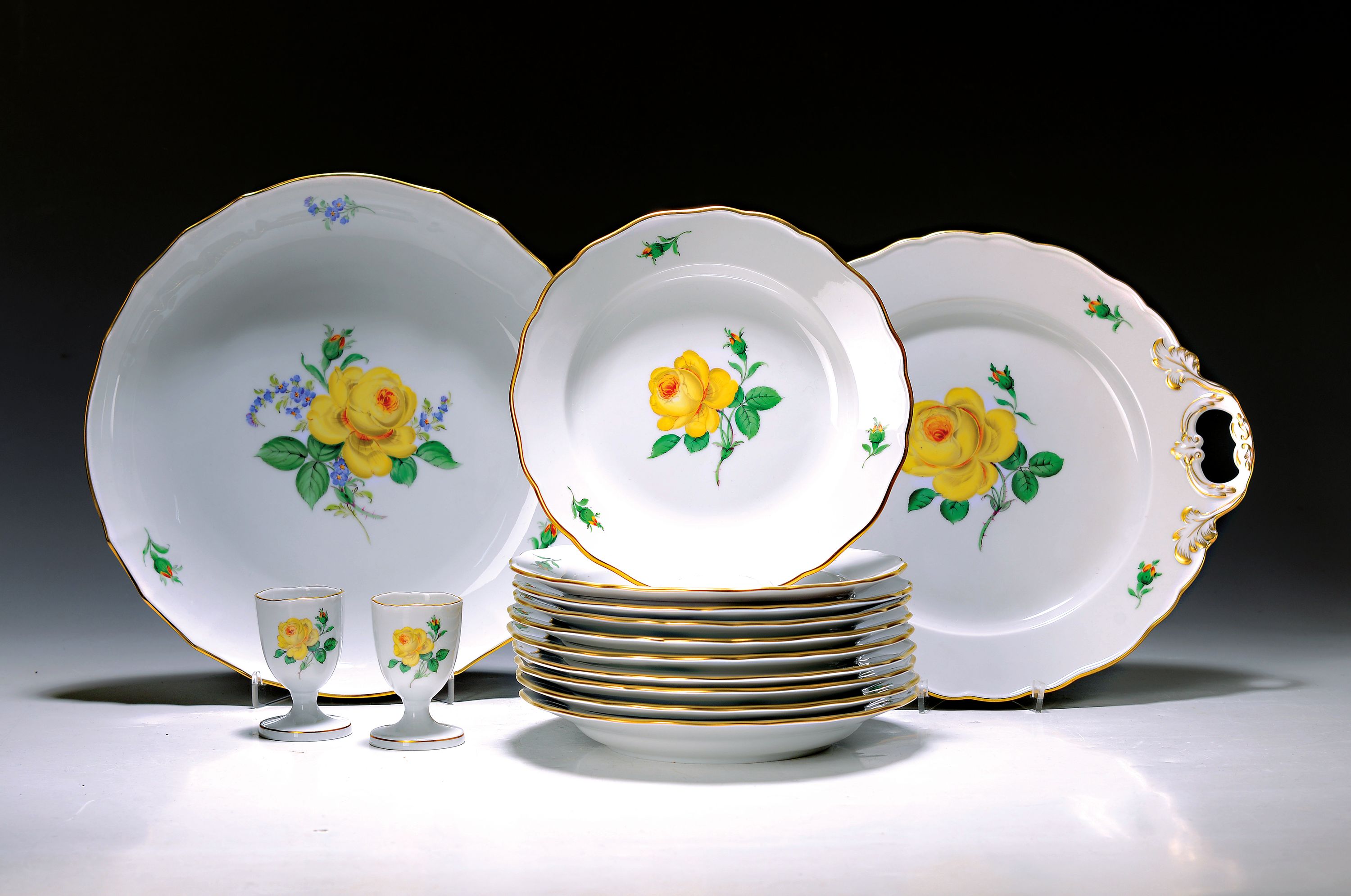 14 Teile Meissen, gelbe Rose, 20. Jh., Porzellan, Goldrand, Gebäckschale mit Henkeln, runde Gebäckschale, 10 Kuchenteller, 2 Eierbecher