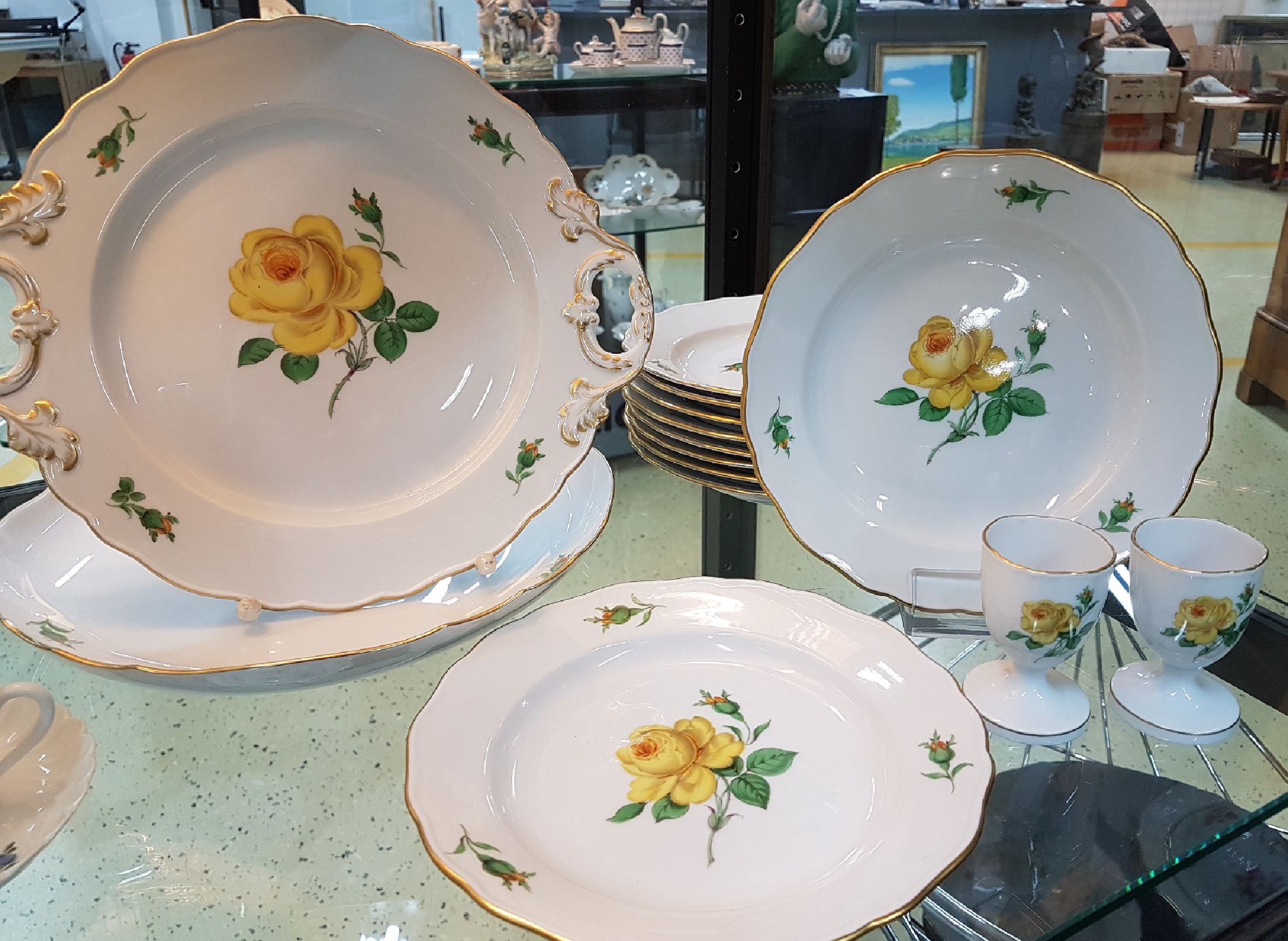 Detail a: 14 Teile Meissen, gelbe Rose, 20. Jh., Porzellan, Goldrand, Gebäckschale mit Henkeln, runde Gebäckschale, 10 Kuchenteller, 2 Eierbecher