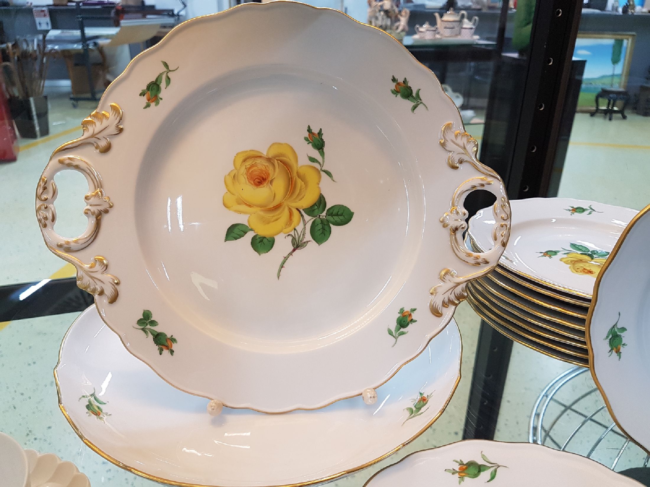 Detail b: 14 Teile Meissen, gelbe Rose, 20. Jh., Porzellan, Goldrand, Gebäckschale mit Henkeln, runde Gebäckschale, 10 Kuchenteller, 2 Eierbecher
