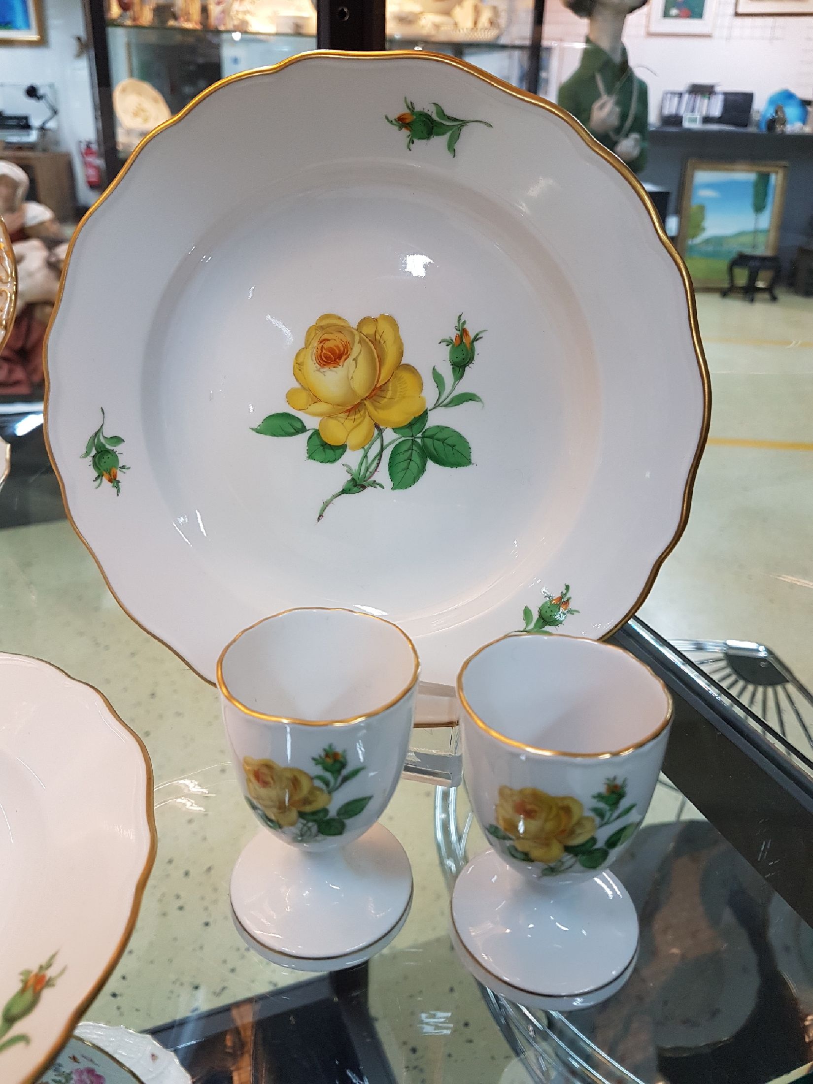 Detail c: 14 Teile Meissen, gelbe Rose, 20. Jh., Porzellan, Goldrand, Gebäckschale mit Henkeln, runde Gebäckschale, 10 Kuchenteller, 2 Eierbecher