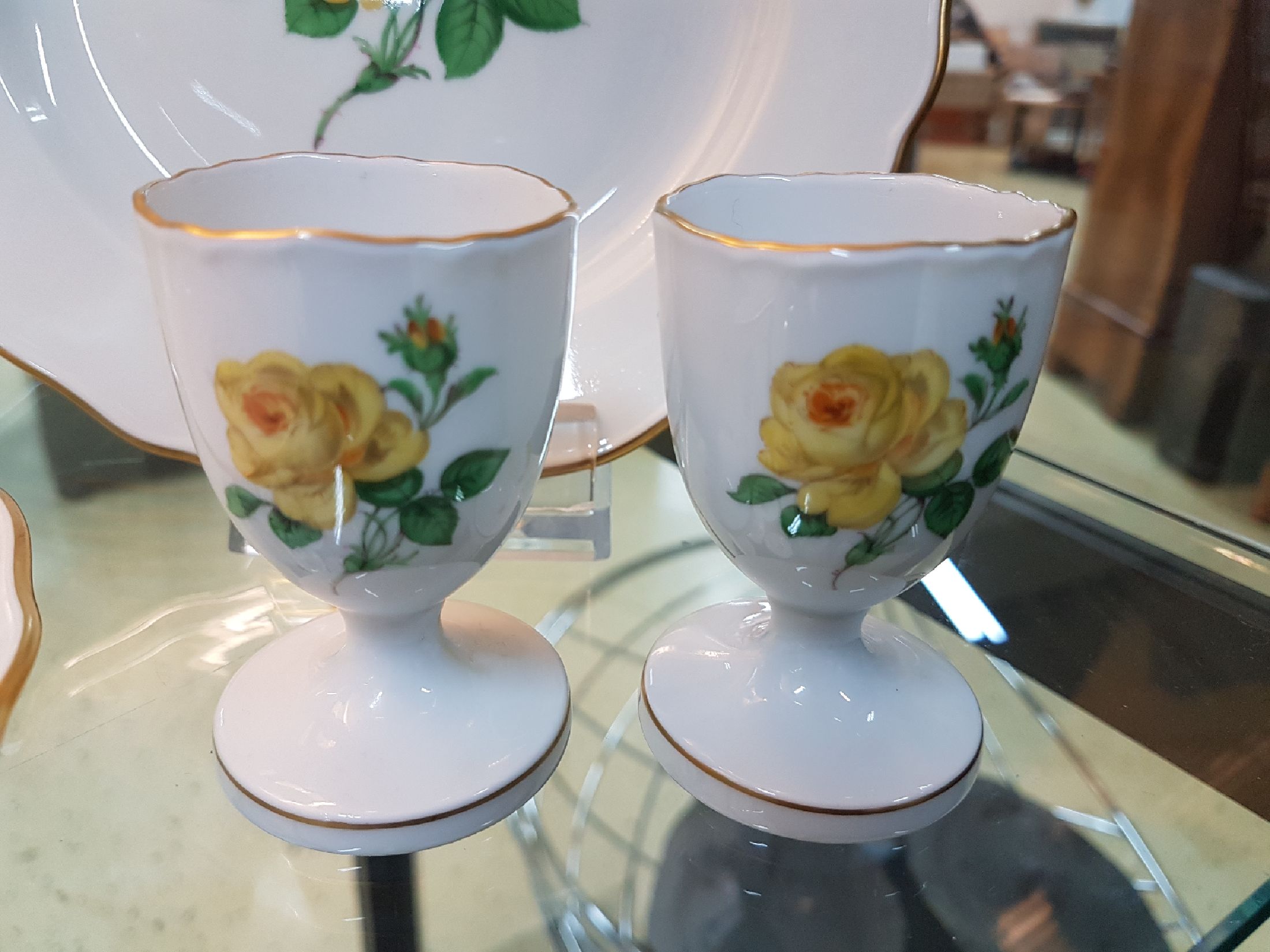 Detail d: 14 Teile Meissen, gelbe Rose, 20. Jh., Porzellan, Goldrand, Gebäckschale mit Henkeln, runde Gebäckschale, 10 Kuchenteller, 2 Eierbecher