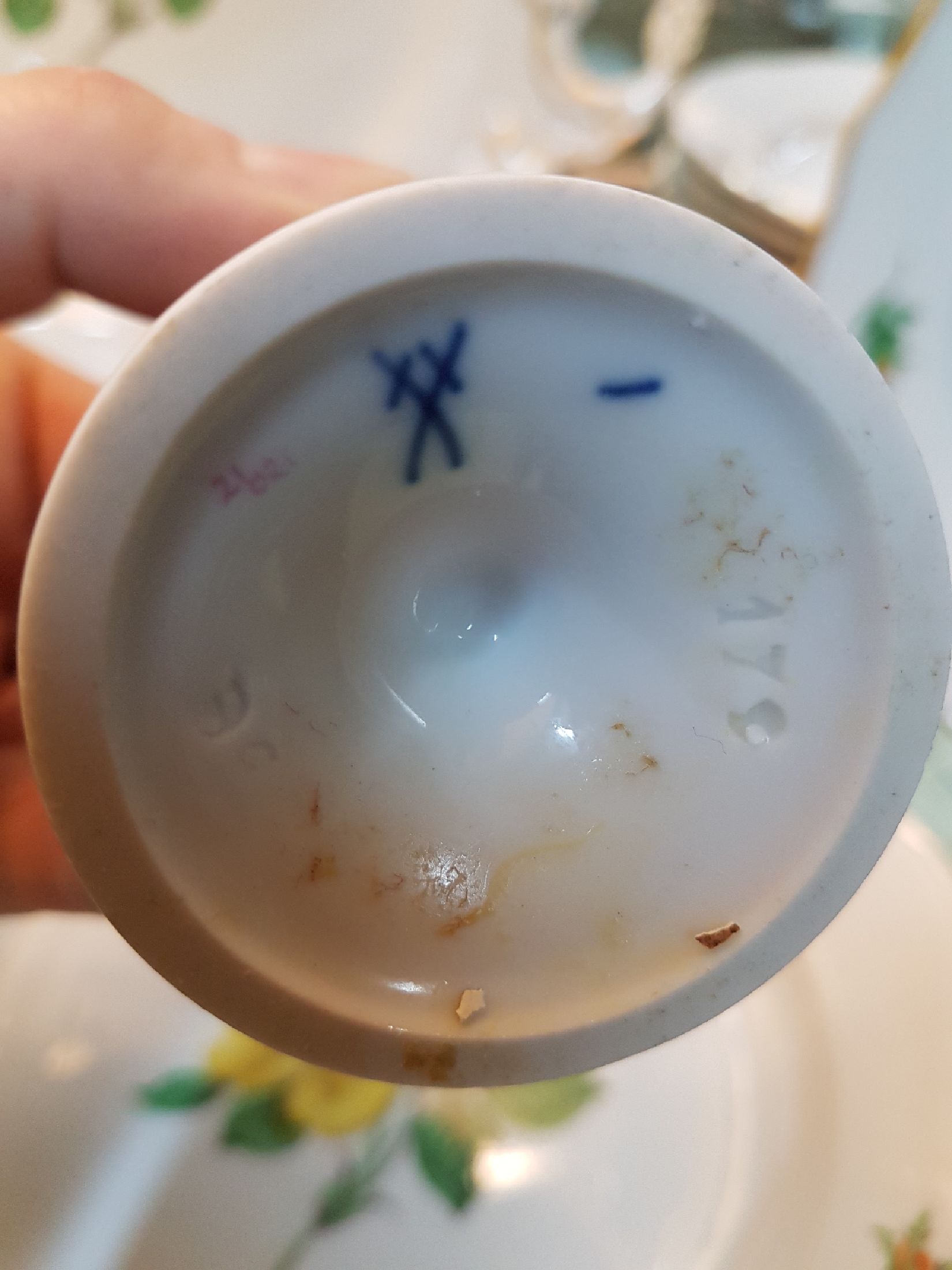 Detail e: 14 Teile Meissen, gelbe Rose, 20. Jh., Porzellan, Goldrand, Gebäckschale mit Henkeln, runde Gebäckschale, 10 Kuchenteller, 2 Eierbecher
