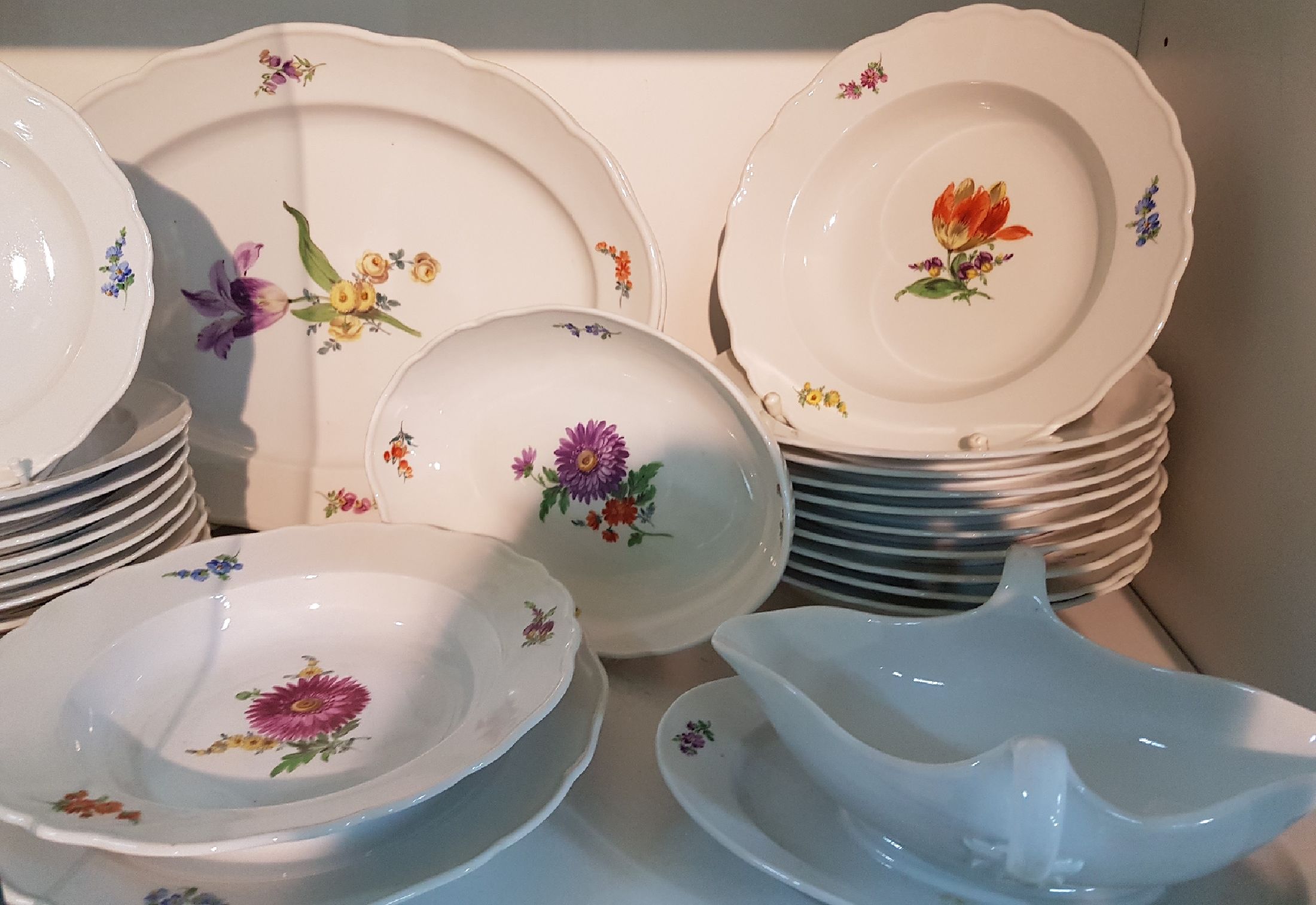 Detail a: Speiseservice, Meissen, 30er Jahre, 2. Wahl, Sauciere, ovale Schale, 2 große ovale Fleischplatten, 11 Suppenteller, 23 Menueteller, 10 ...