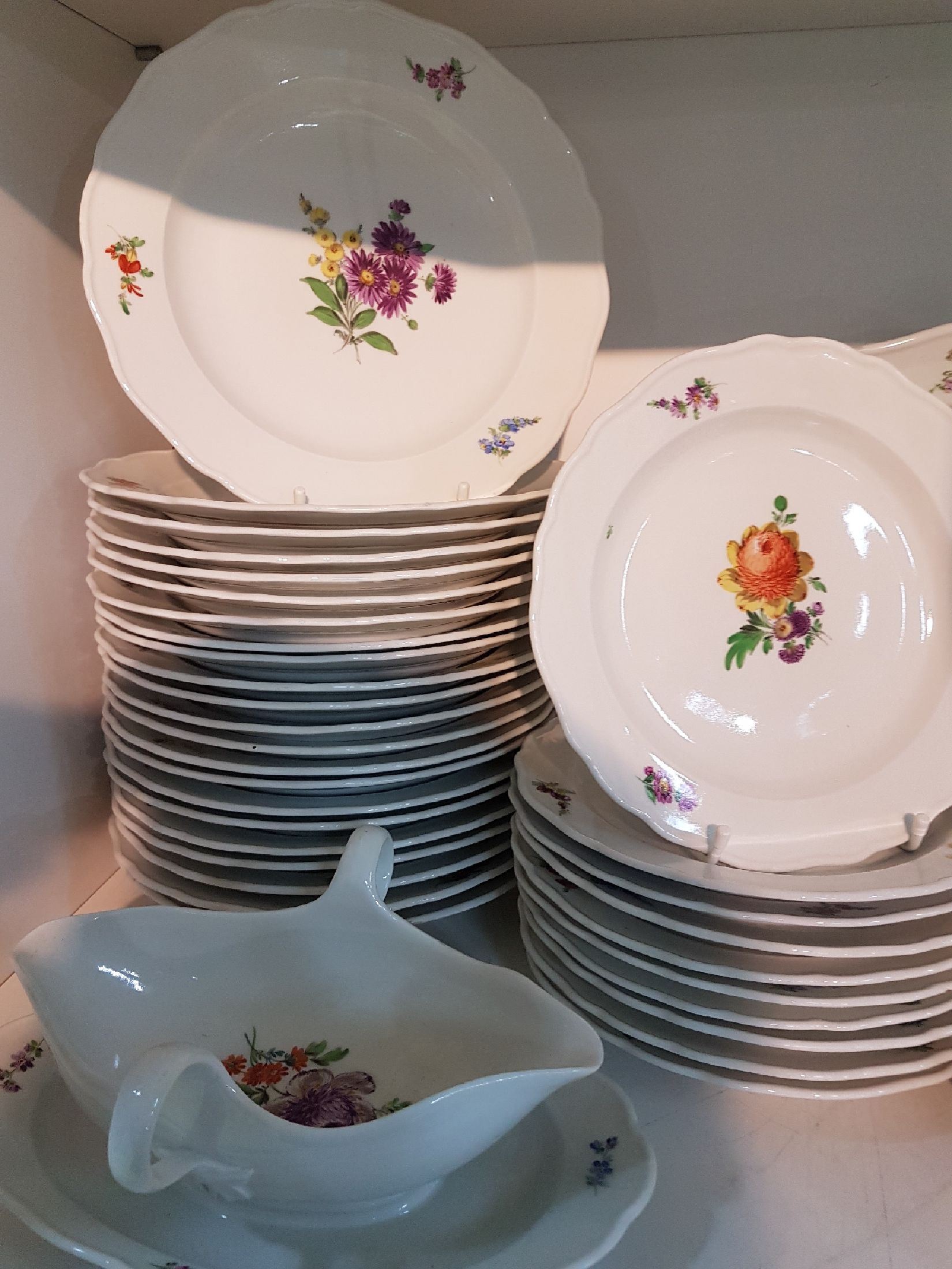 Detail b: Speiseservice, Meissen, 30er Jahre, 2. Wahl, Sauciere, ovale Schale, 2 große ovale Fleischplatten, 11 Suppenteller, 23 Menueteller, 10 ...