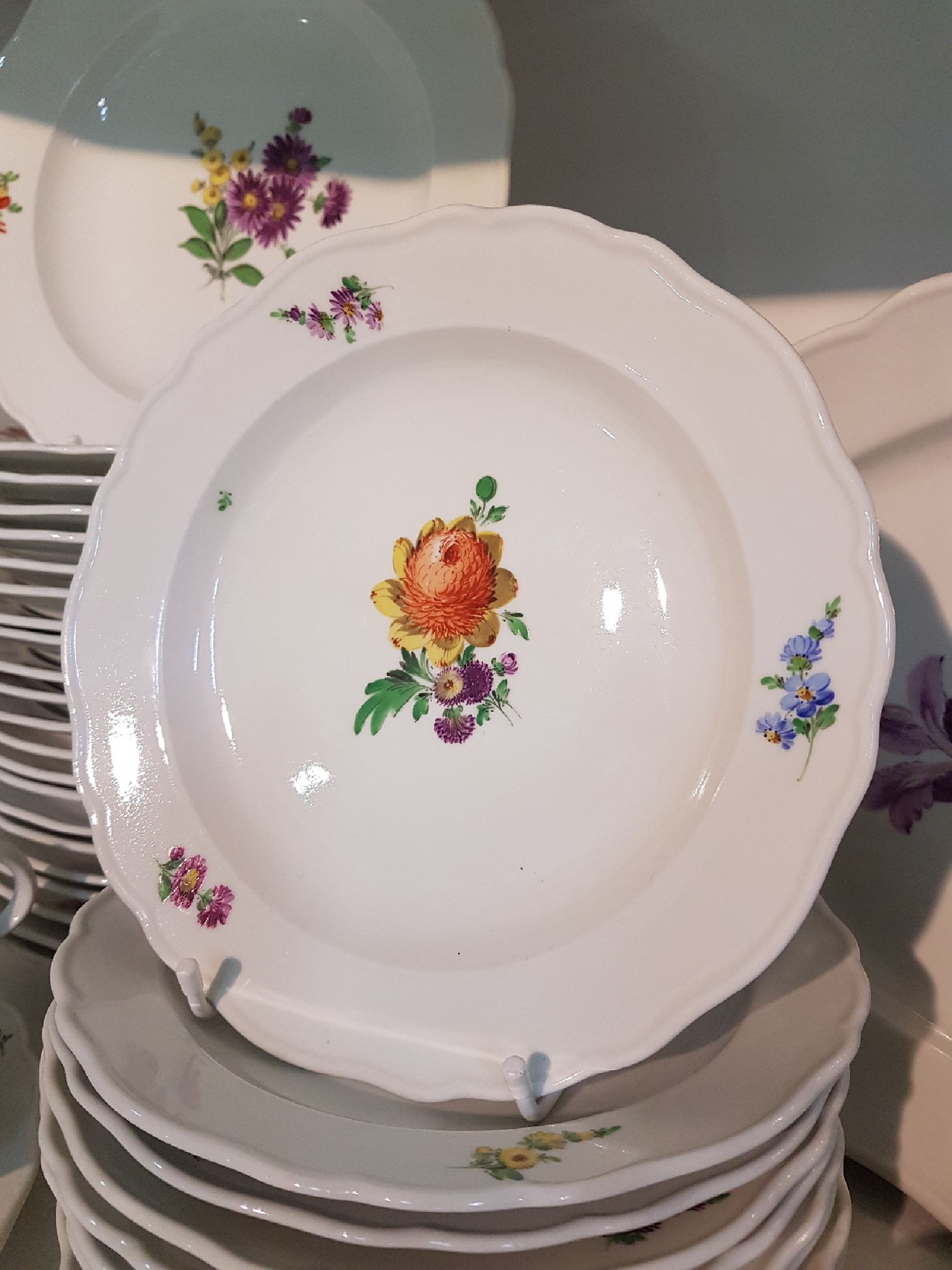 Detail c: Speiseservice, Meissen, 30er Jahre, 2. Wahl, Sauciere, ovale Schale, 2 große ovale Fleischplatten, 11 Suppenteller, 23 Menueteller, 10 ...