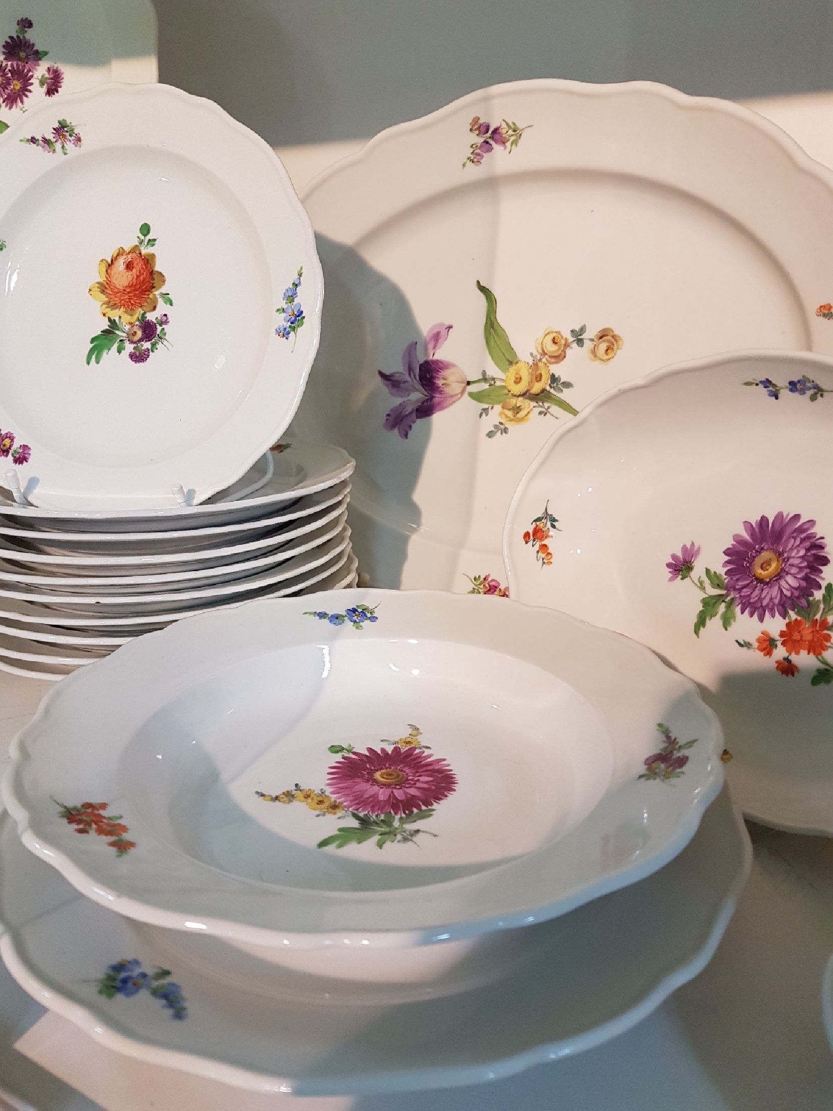 Detail d: Speiseservice, Meissen, 30er Jahre, 2. Wahl, Sauciere, ovale Schale, 2 große ovale Fleischplatten, 11 Suppenteller, 23 Menueteller, 10 ...