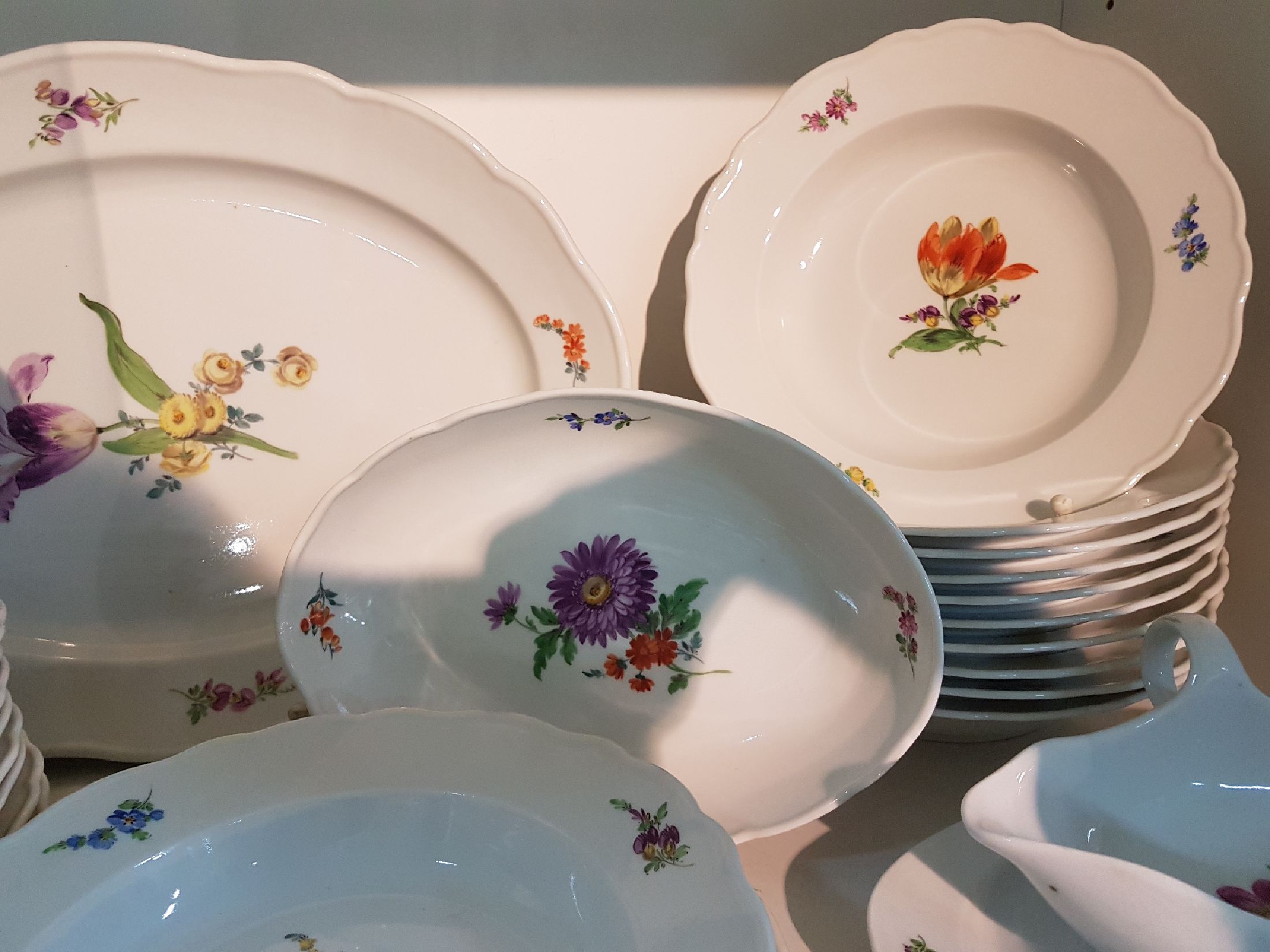 Detail e: Speiseservice, Meissen, 30er Jahre, 2. Wahl, Sauciere, ovale Schale, 2 große ovale Fleischplatten, 11 Suppenteller, 23 Menueteller, 10 ...