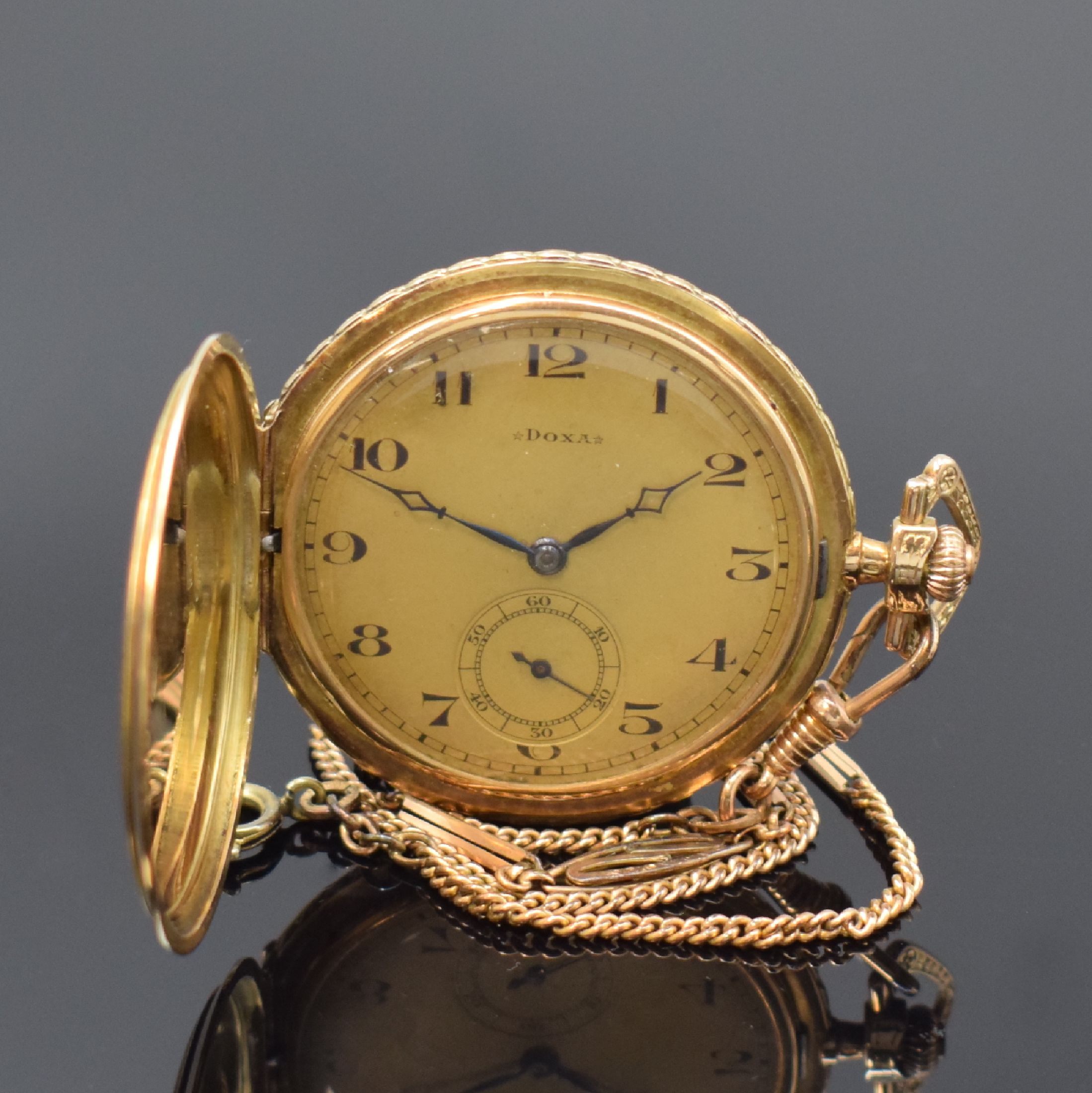DOXA Herrensavonette in GG 585/000 mit vergoldeter Kette, Schweiz um 1905, 3 Deckel Goldgeh., Cuvette m. Medaillen-Gravur, Sprung- u. Rückdeckel m. ...