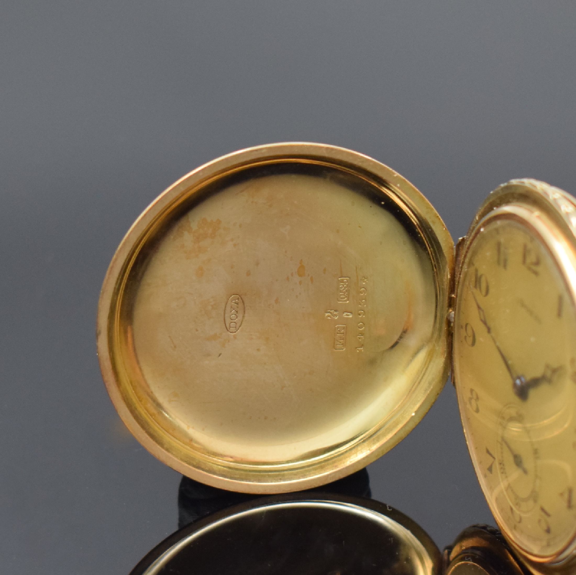 Detail a: DOXA Herrensavonette in GG 585/000 mit vergoldeter Kette, Schweiz um 1905, 3 Deckel Goldgeh., Cuvette m. Medaillen-Gravur, Sprung- u. Rückdeckel m. ...